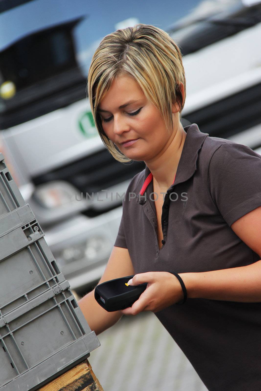 worker scans pallets and boxes in the warehouse