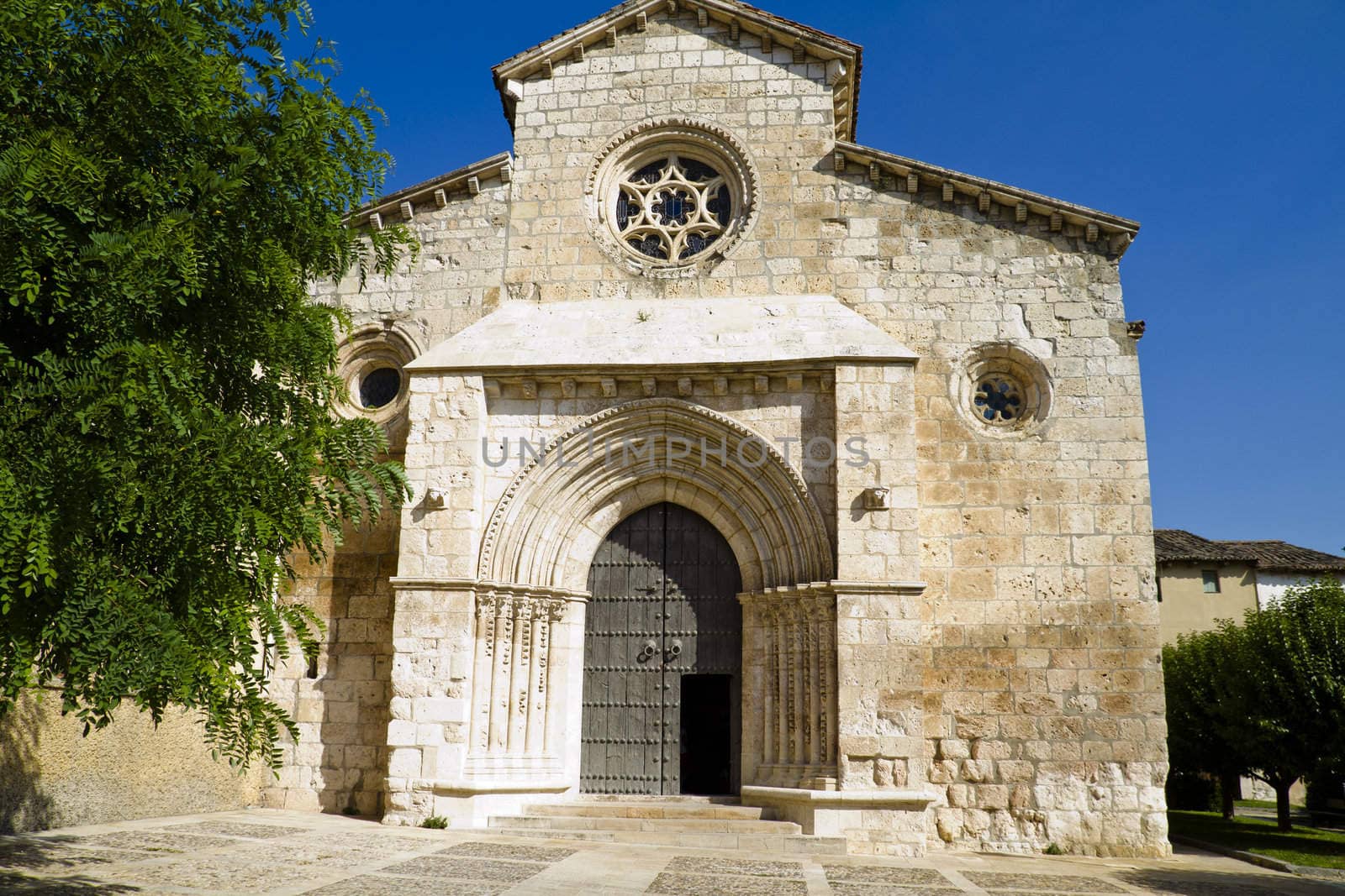 Church of San Felipe, built in the S. XIII transitional Romanesq by FernandoCortes