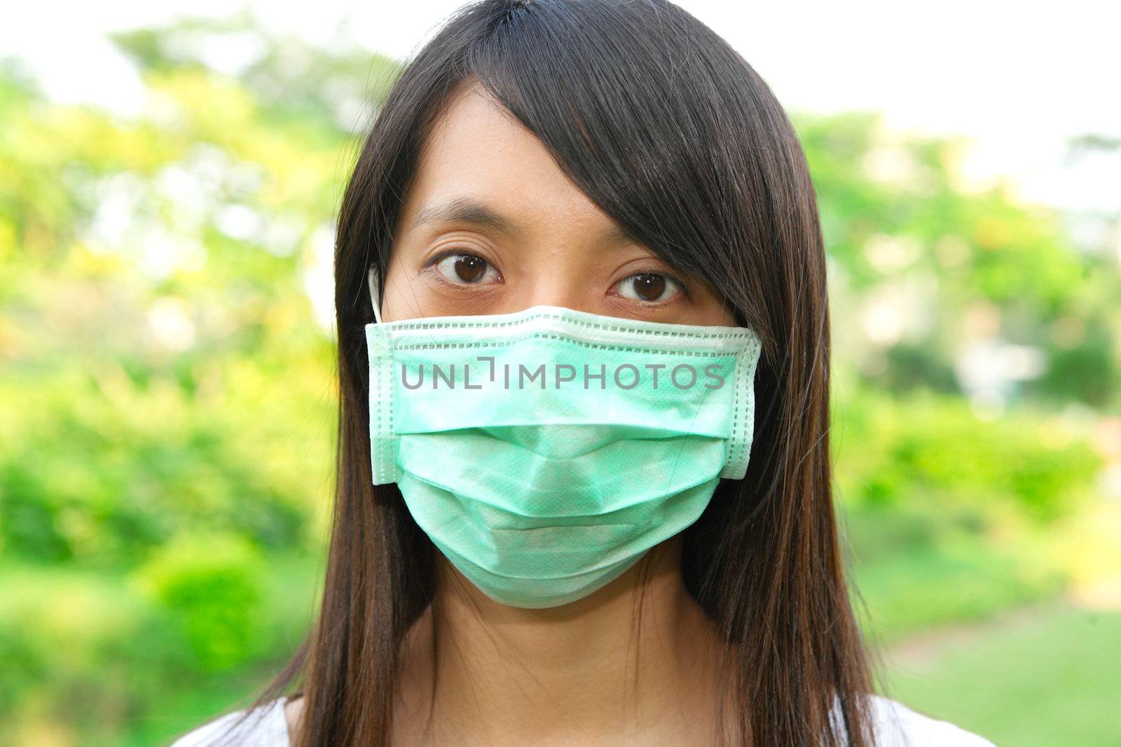 woman wear facemask by leungchopan