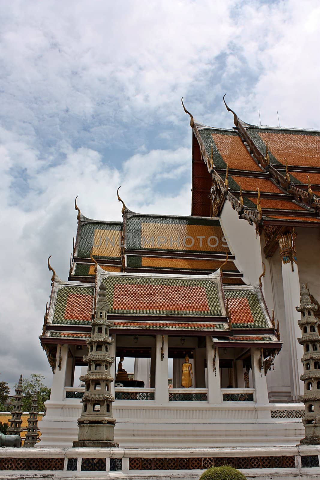 The temple it's in the Bangkok city.