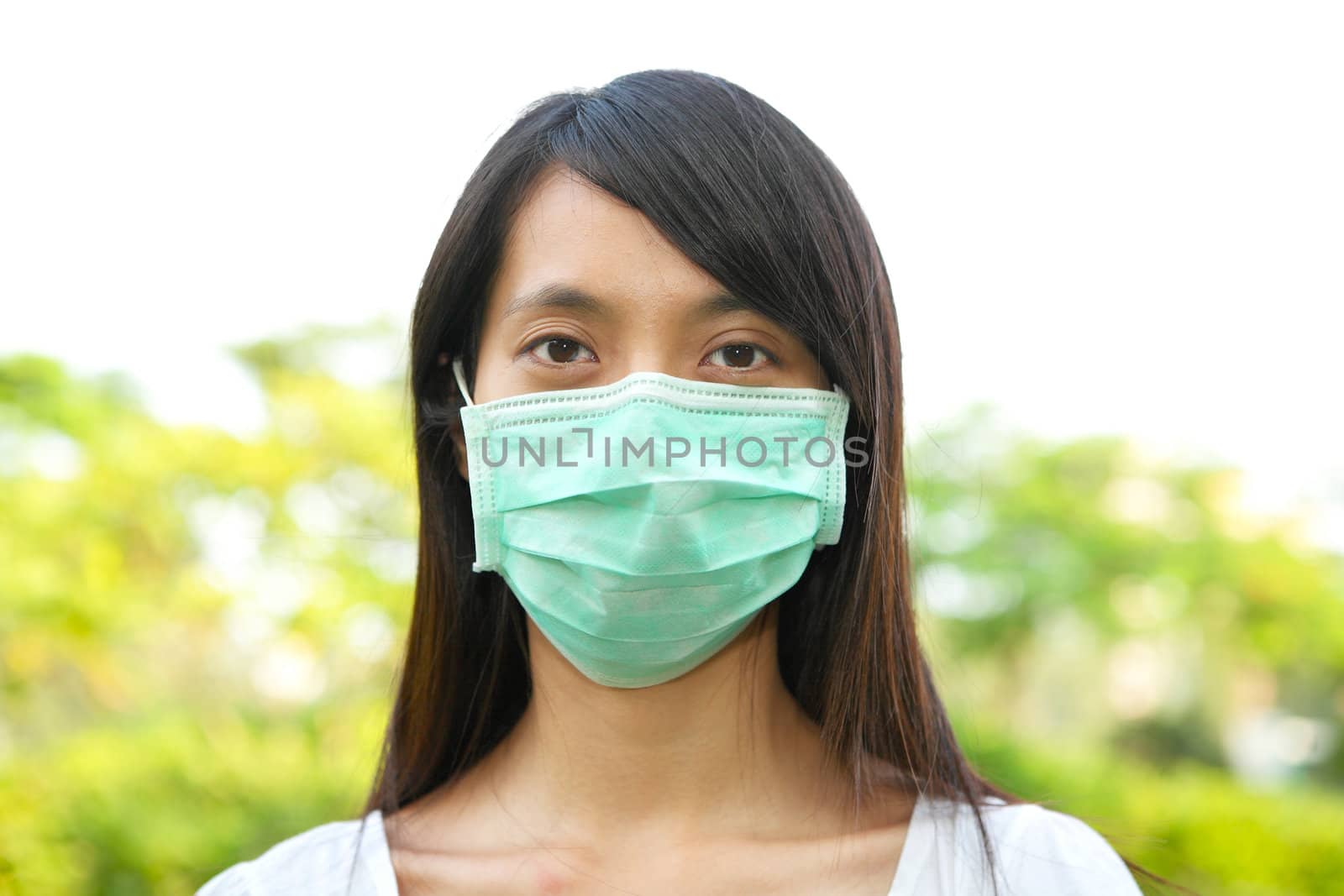 woman wear facemask outdoor by leungchopan