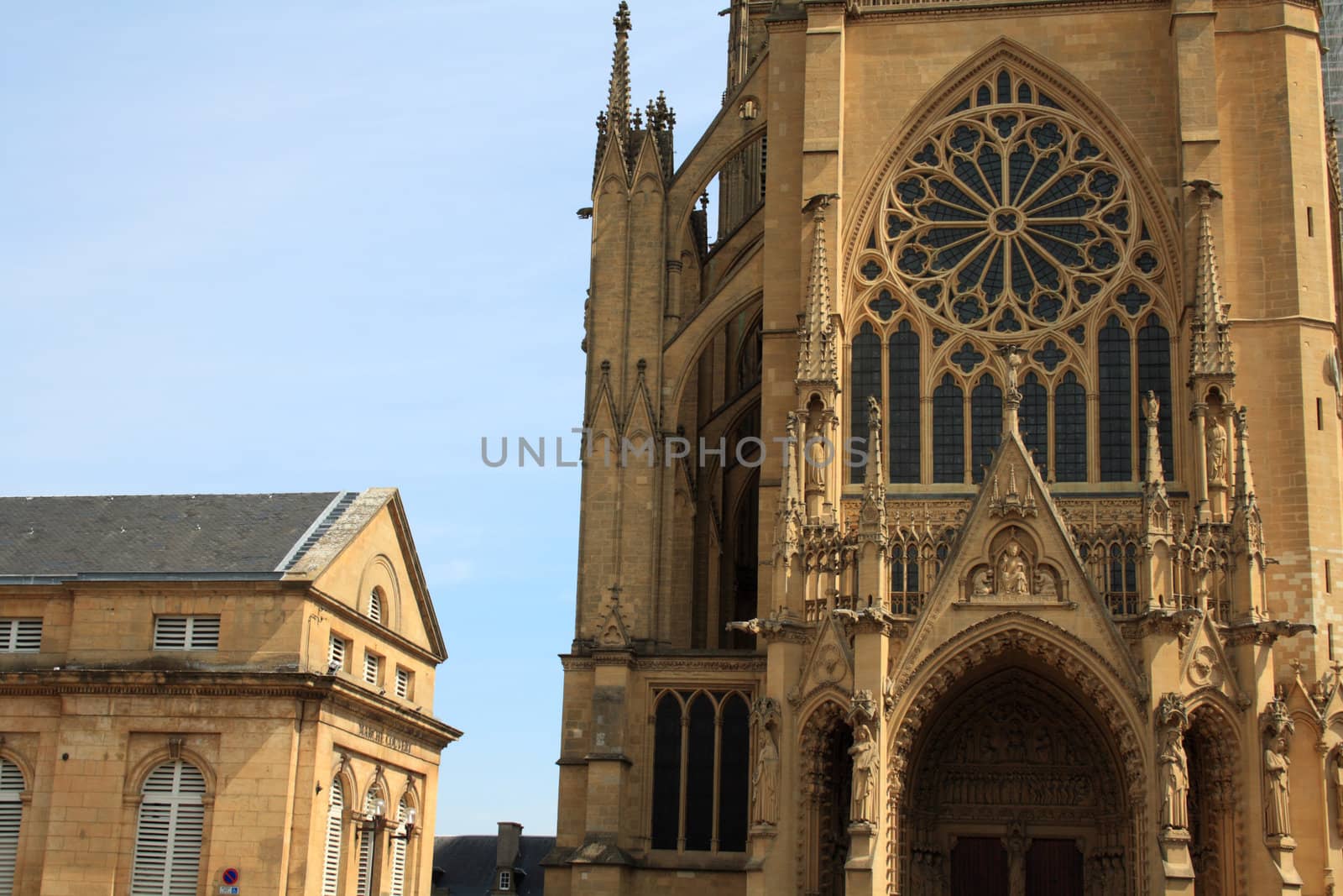 Metz cathedral front by toneteam