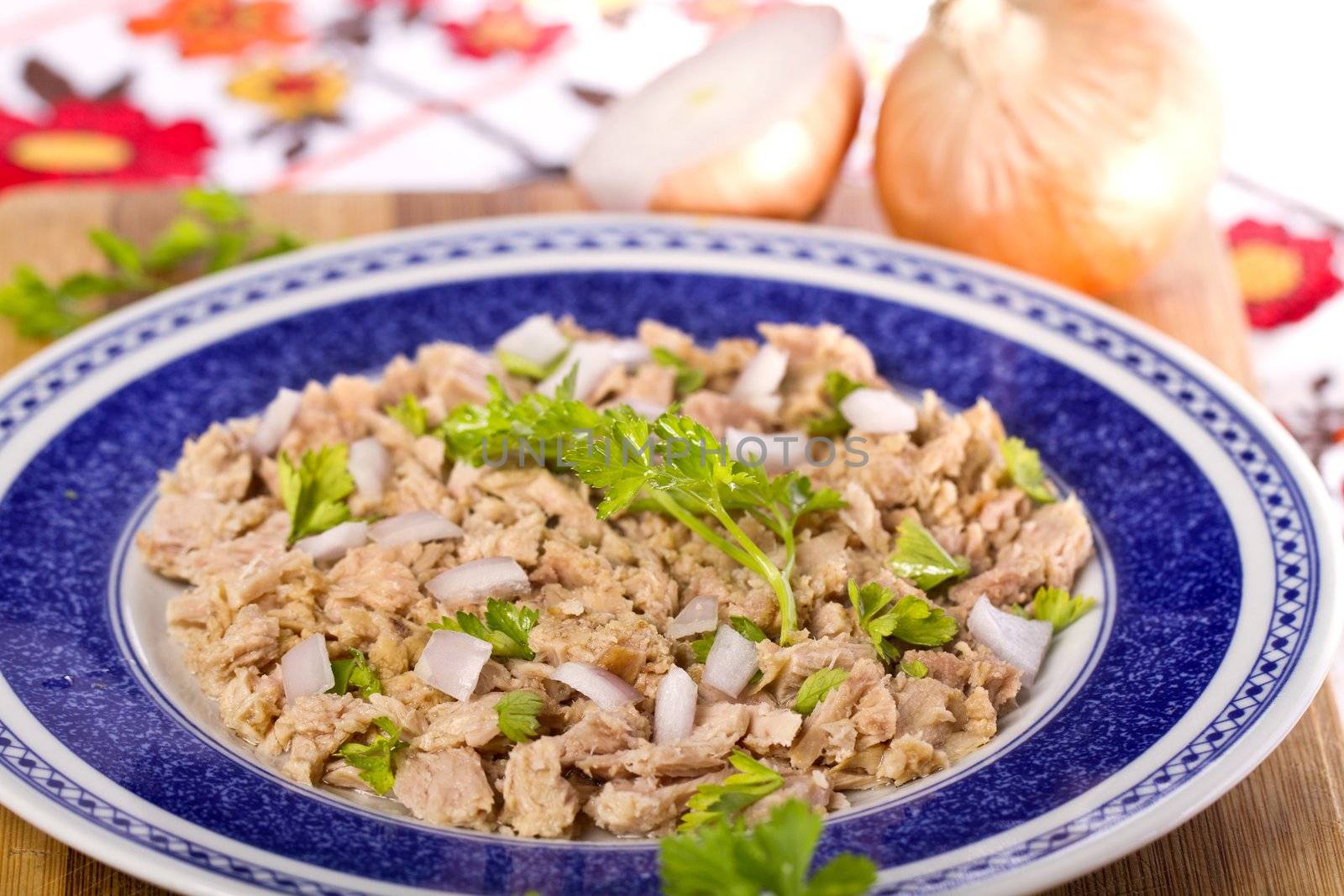 View of a meal of tuna with onion and parsley. 