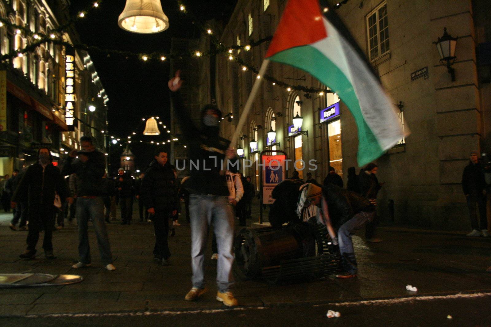 Demonstration In Oslo 11.01.09 against Israel way to handle the conflict against Palestine. Many foreigner teenagers was "out of control" and attacking police and destroying shops.