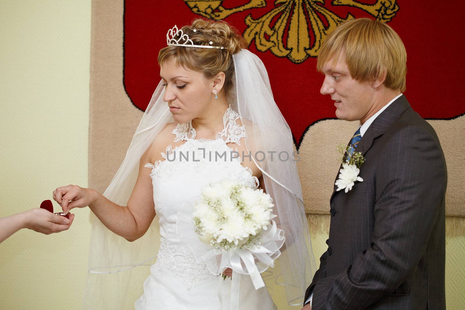 The moment of wearing of wedding rings at wedding ceremony