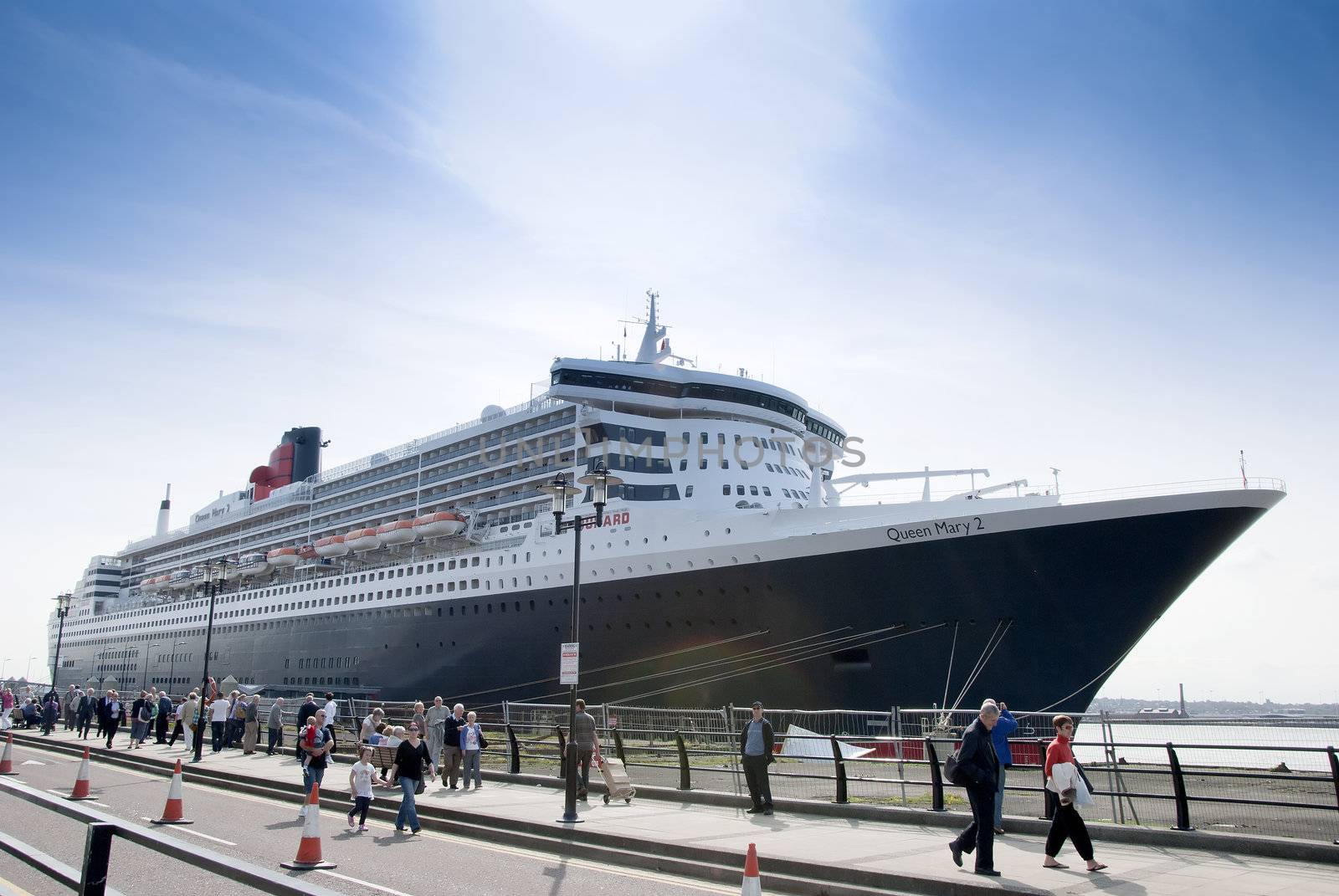 Queen Mary 2 by d40xboy