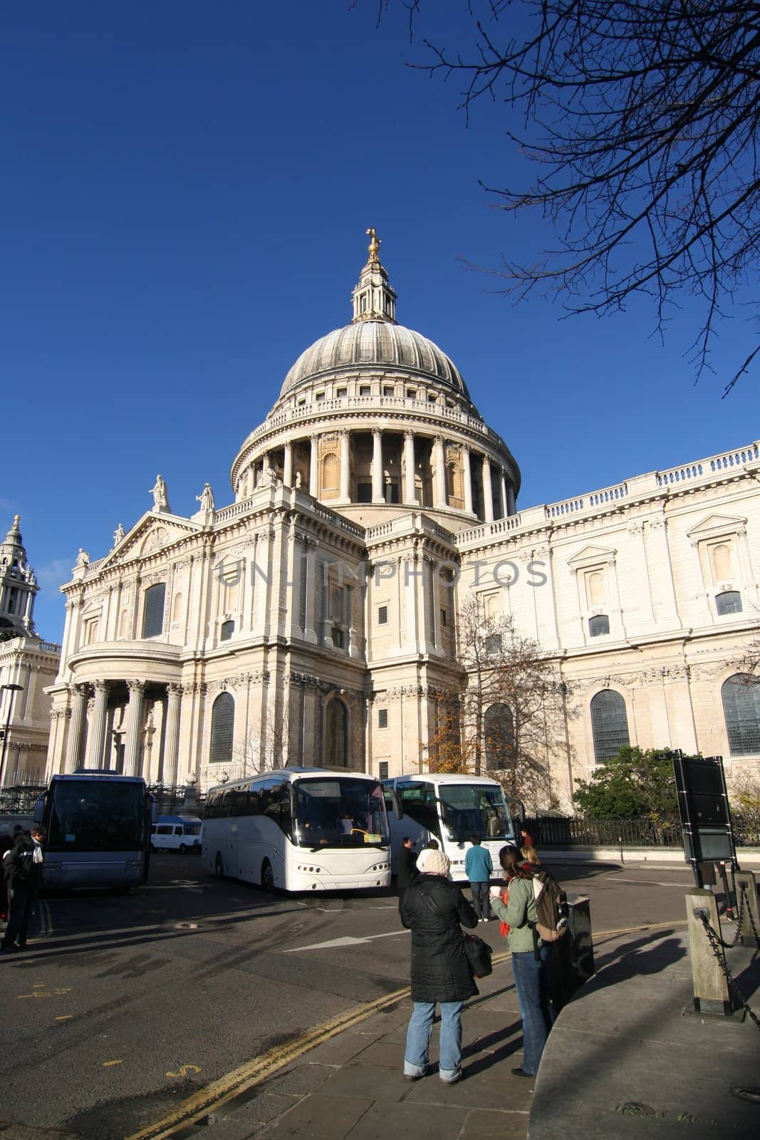 Tourists and coaches at St. Pauls in London
