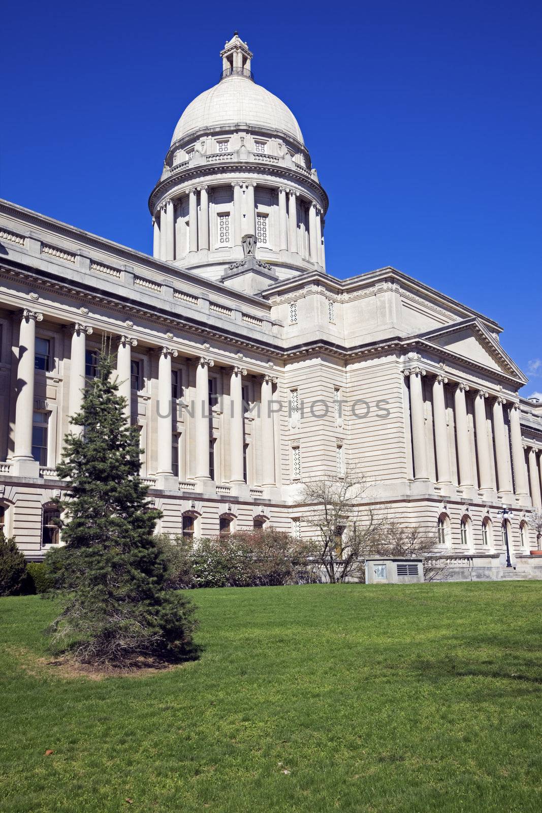 Frankfort, Kentucky - State Capitol by benkrut