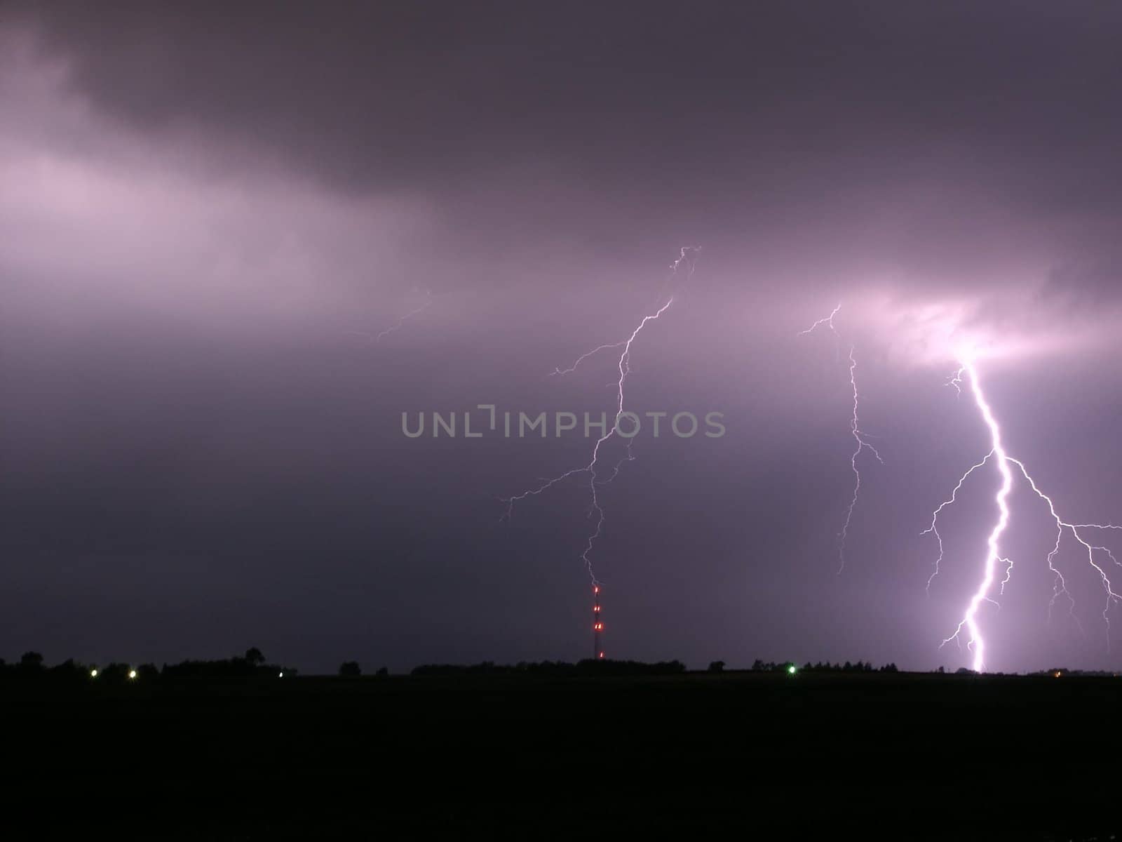 Lightning in central Illinois by Wirepec