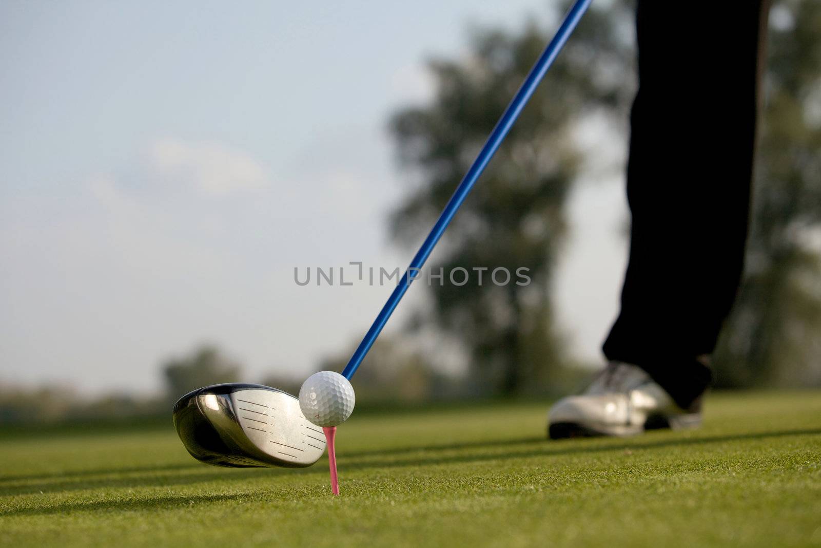 Person playing golf, low section