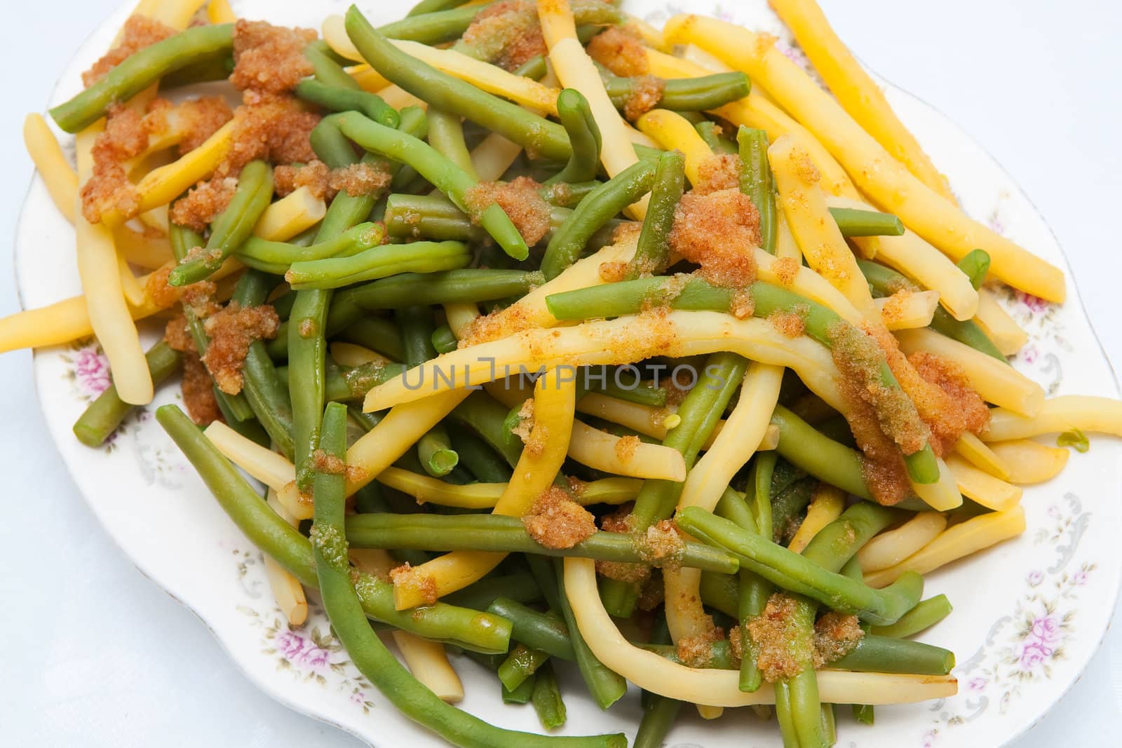 String bean with breadcrumbs on the white plate
