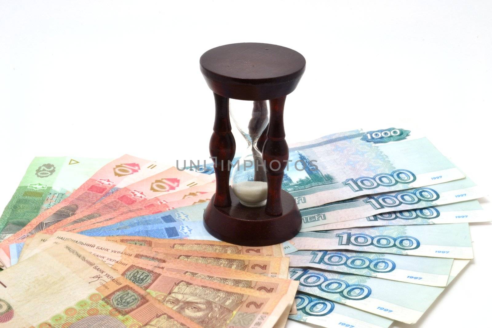 The little sandglass over Russian and  Ukrainian money
