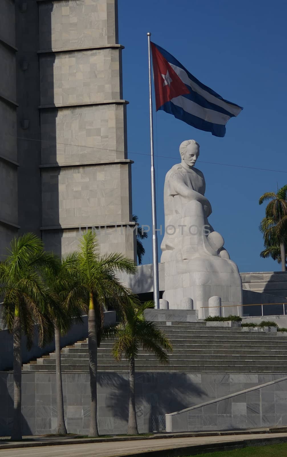 The Cuban flag, close to a monument by baggiovara