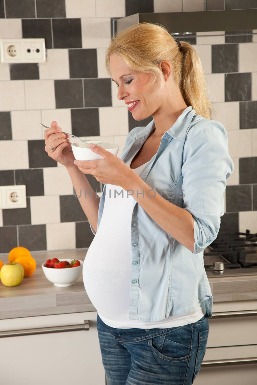 Healthy eating while pregnant by Fotosmurf
