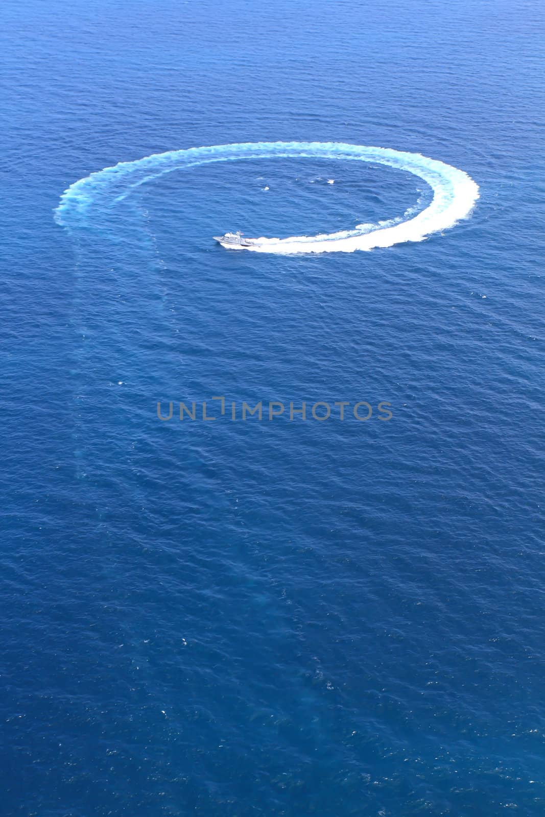 Speedboat in the sea ran circles.