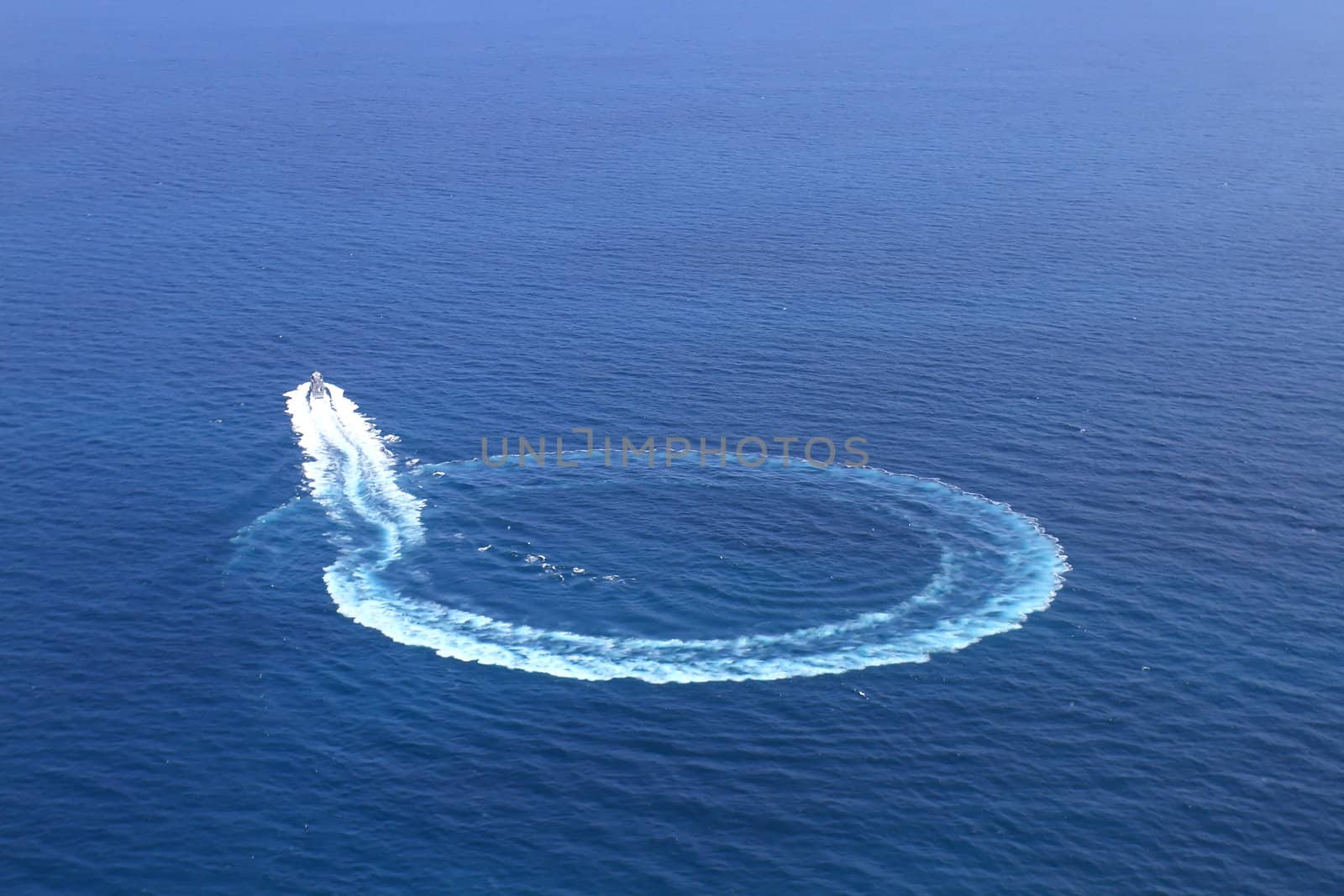 Speedboat in the sea ran circles.