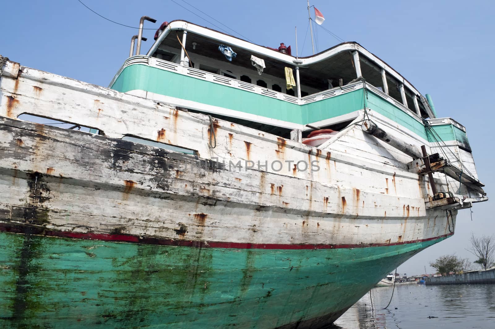 Rrusty fishing boat by rigamondis