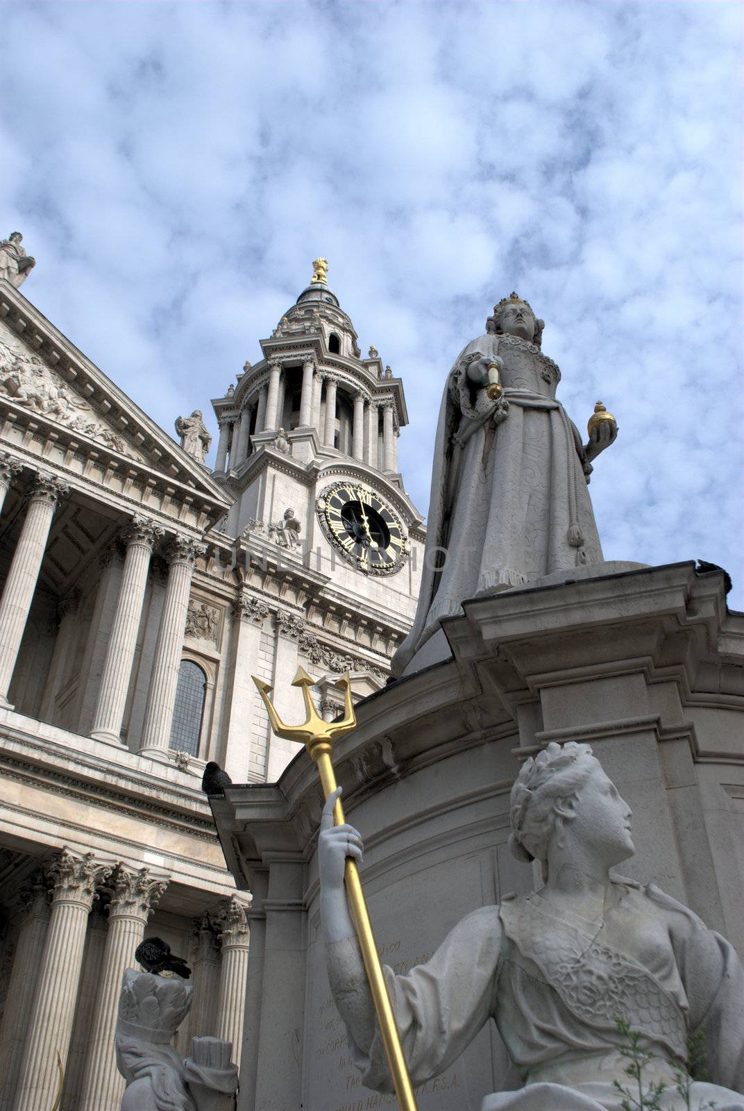 Statue of queen victoria outside st paul's cathedral