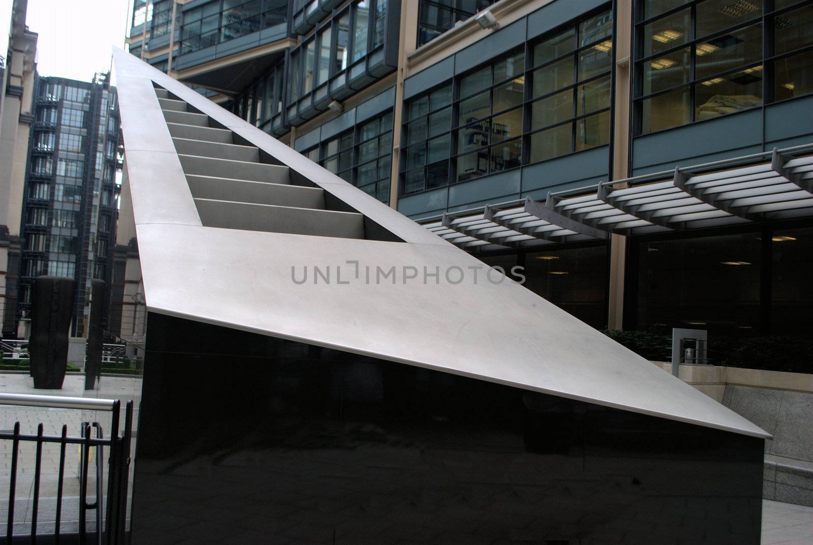 Modern triangular sculpture in city of london by pauws99