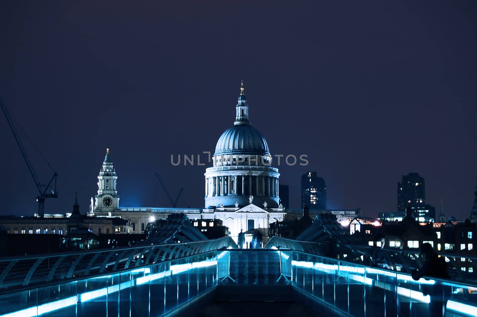 St Paul's Cathedral in London by johnnychaos