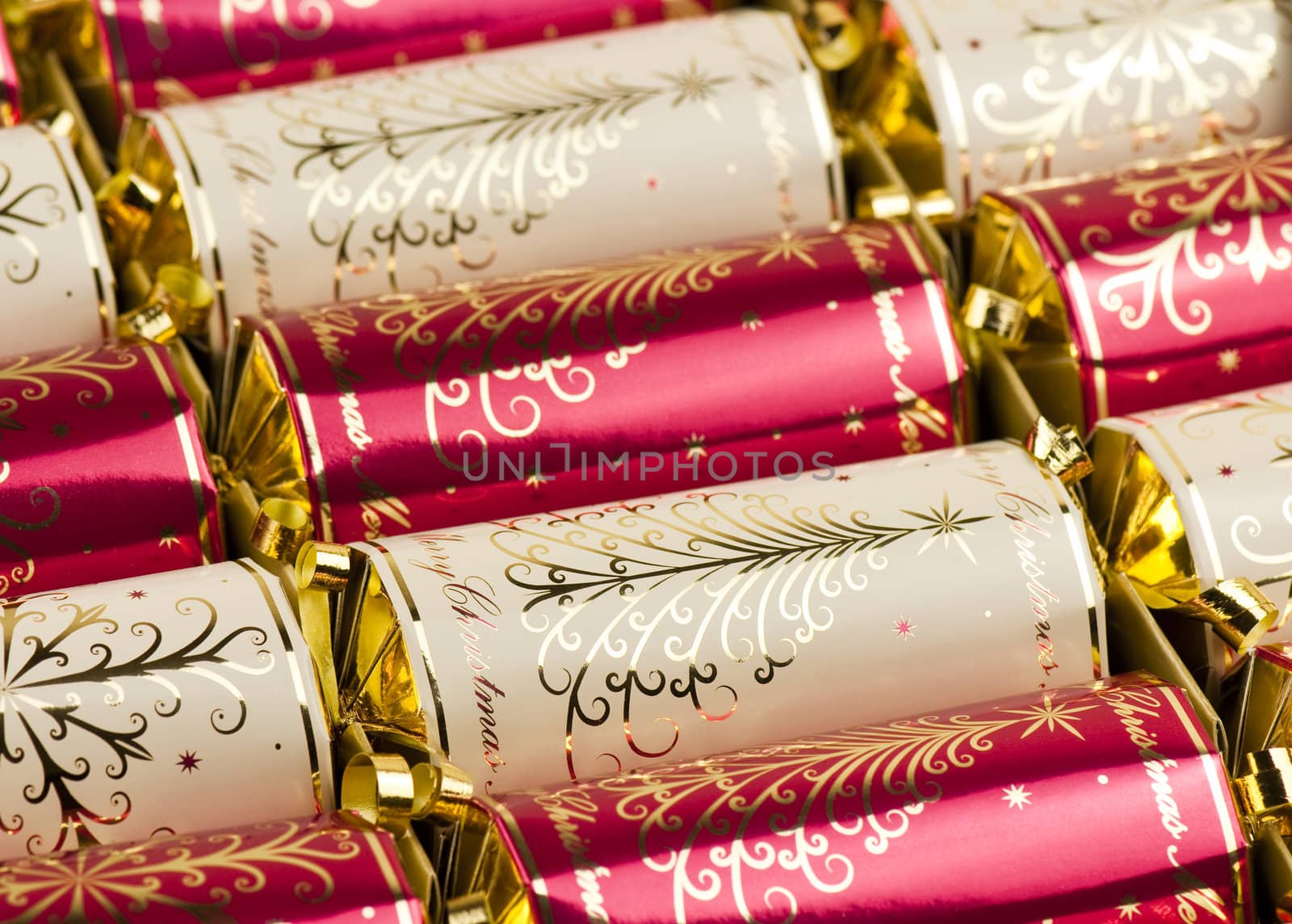 Golden and red Christmas crackers
