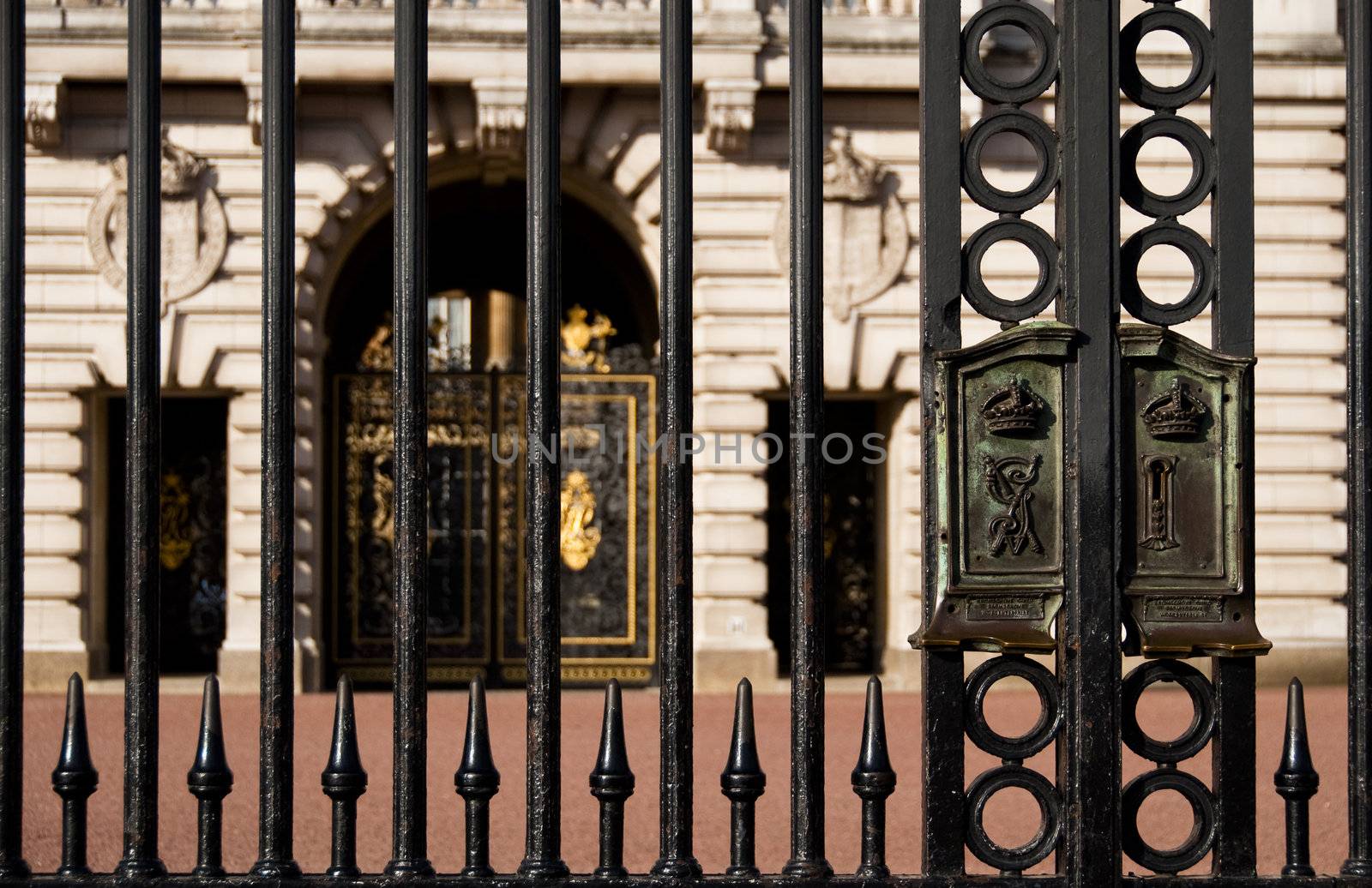 Buckingham Palace by dutourdumonde