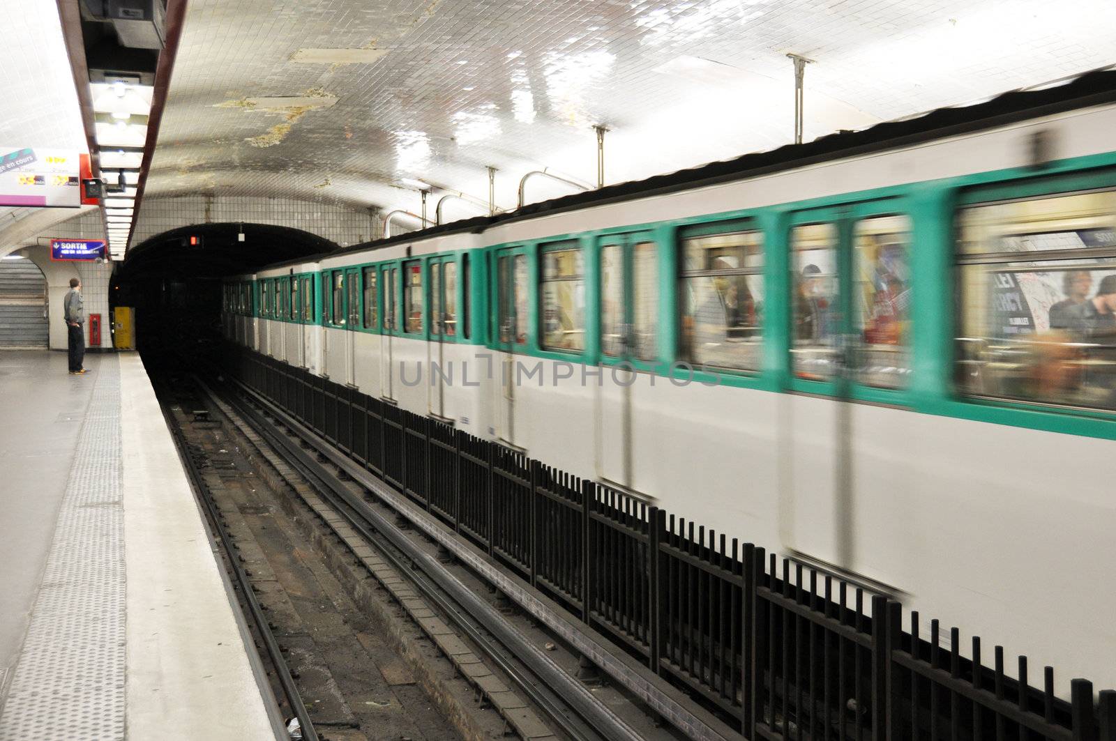 Parisian metro by dutourdumonde