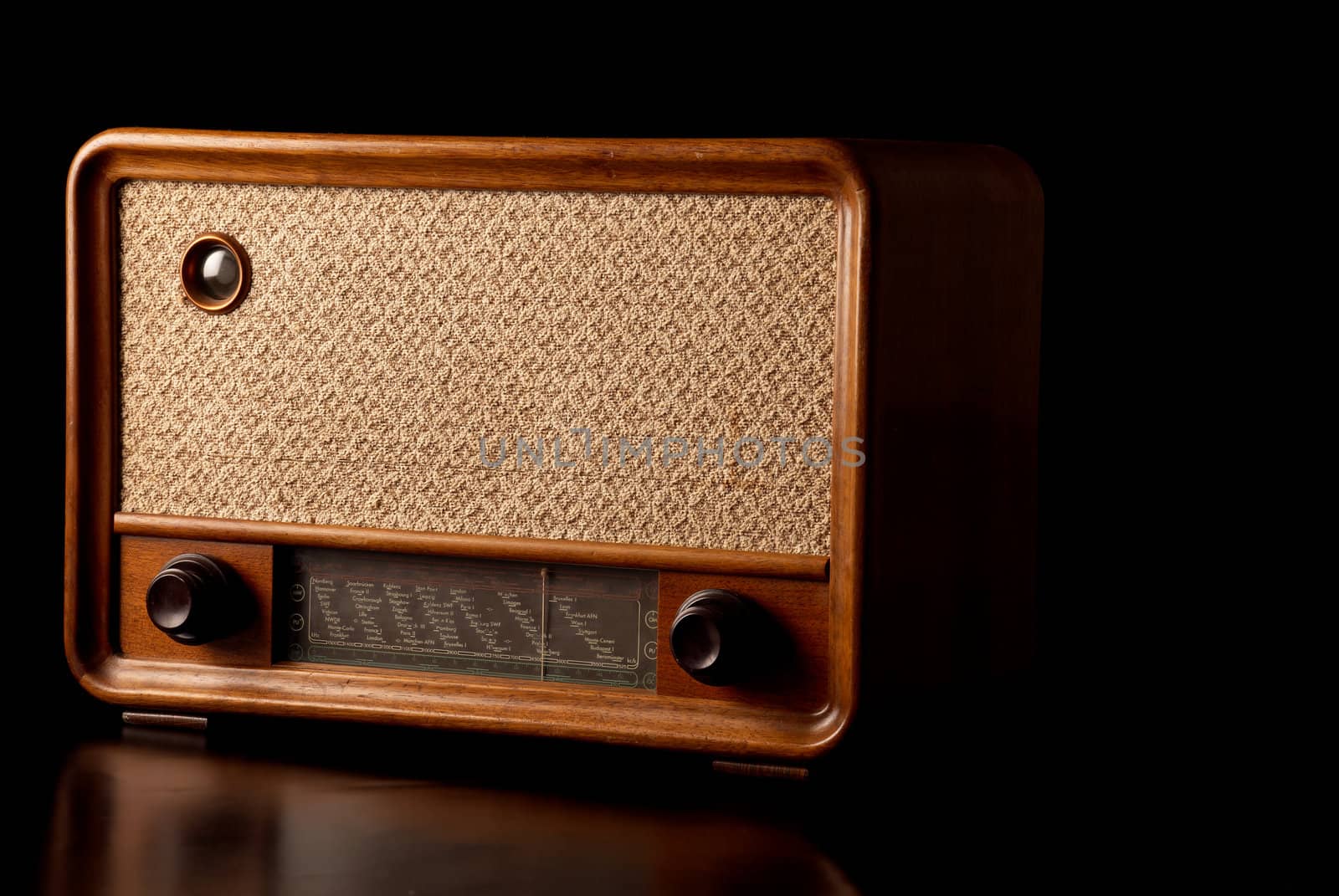 Vintage radio by hemeroskopion