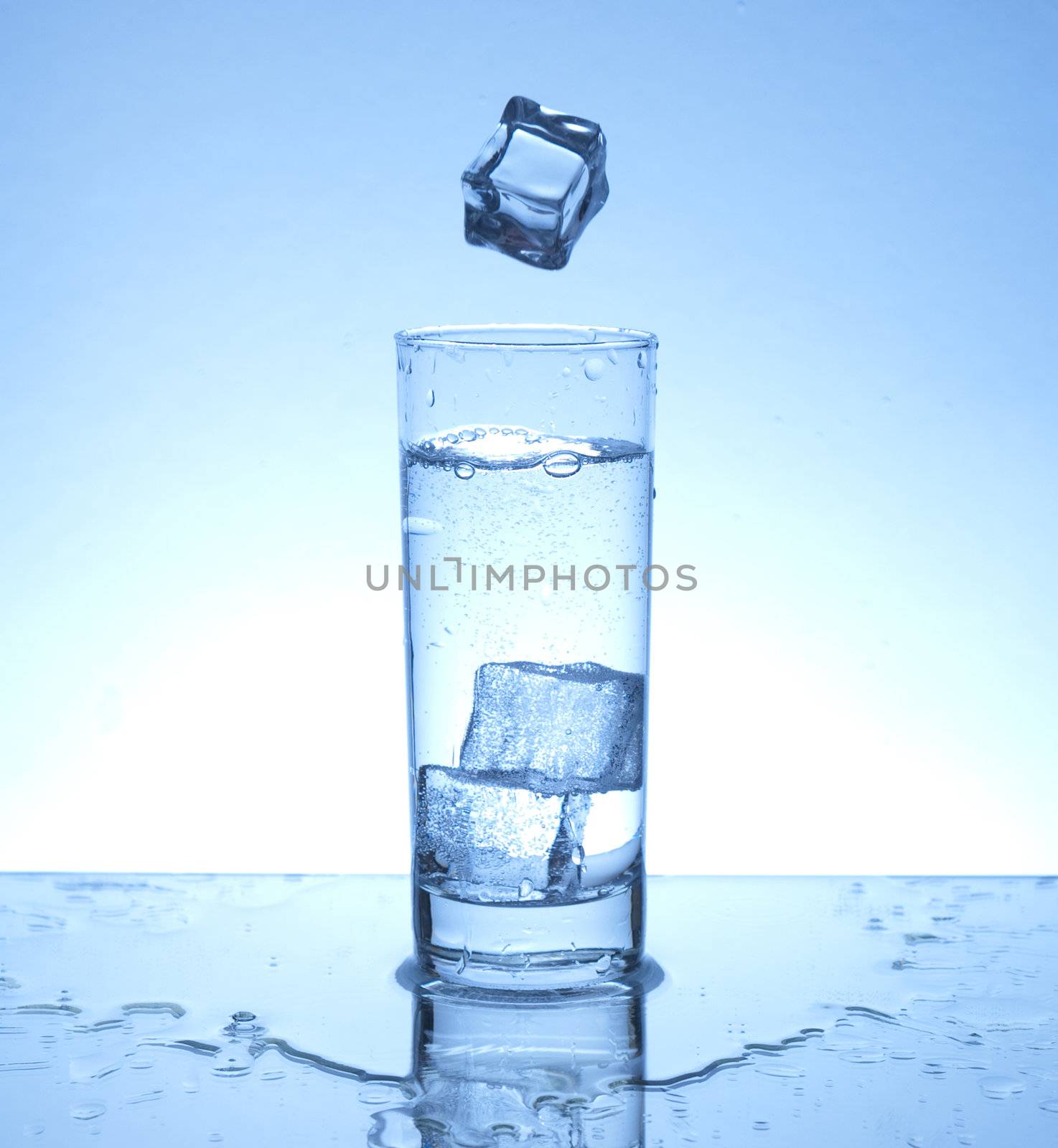 Ice cube galling in a glass of water