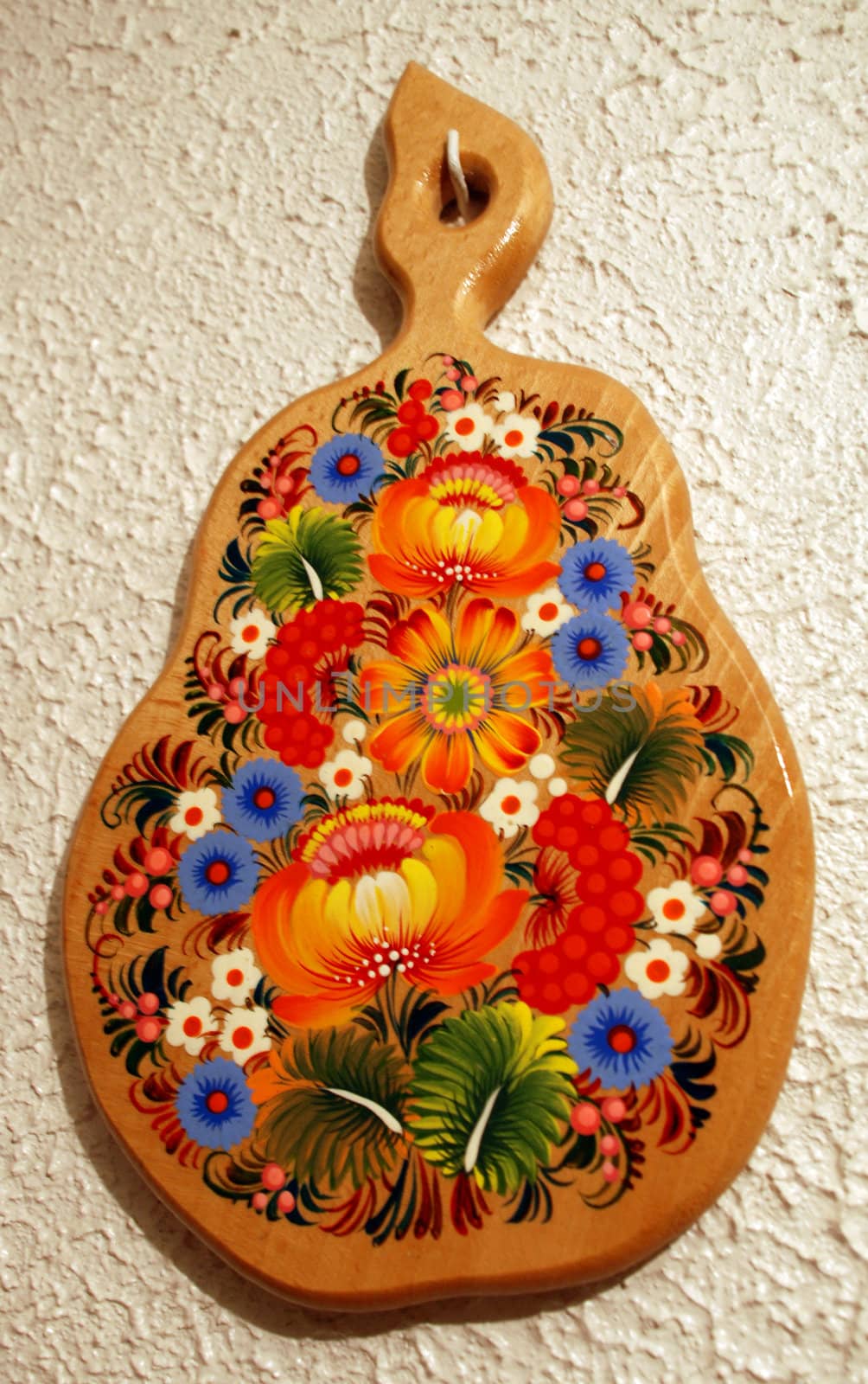 A traditionnal , decorative, cutting board, from ukraine. It's painted on a wood area.
There is a white background.