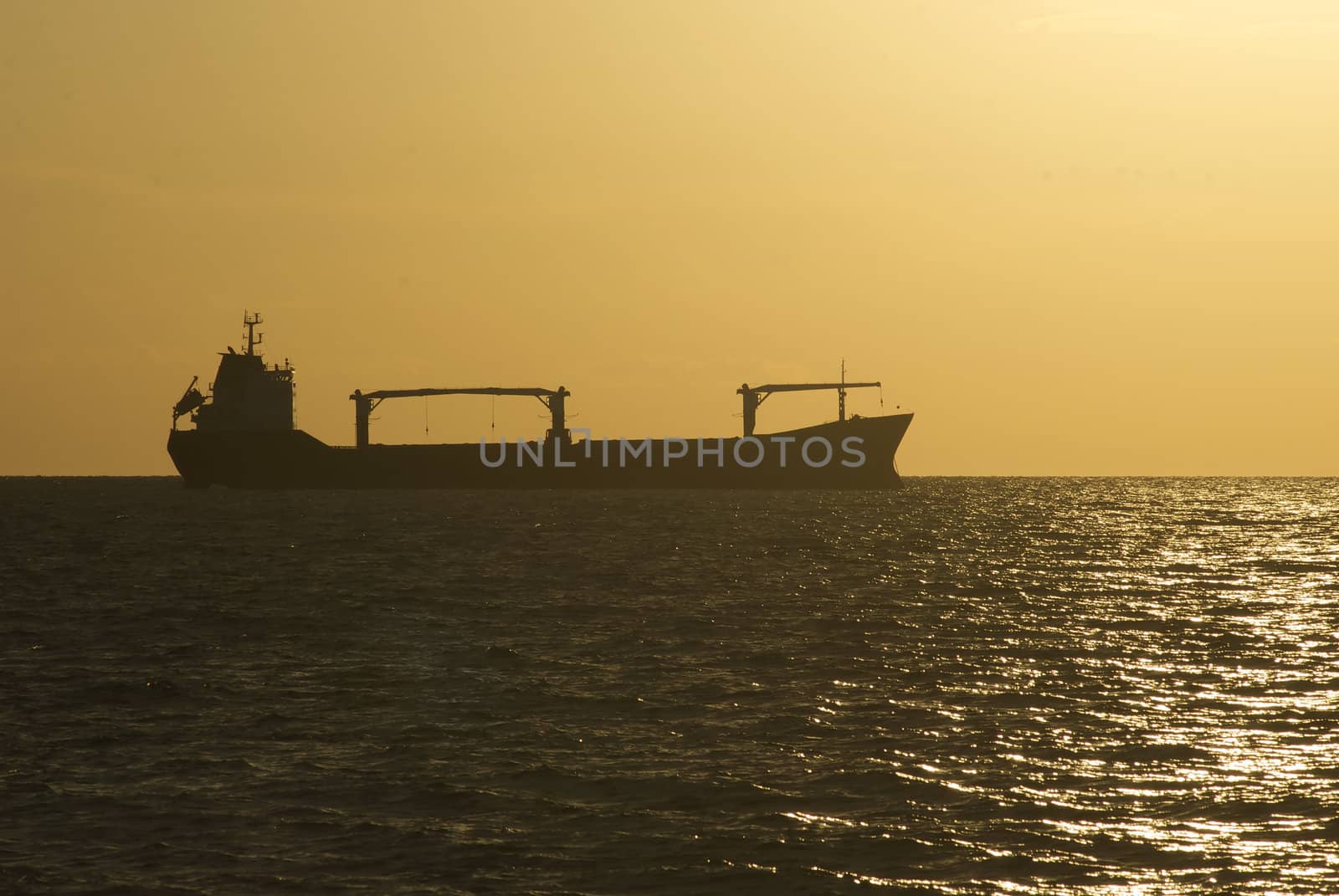 cargo ship by bravajulia