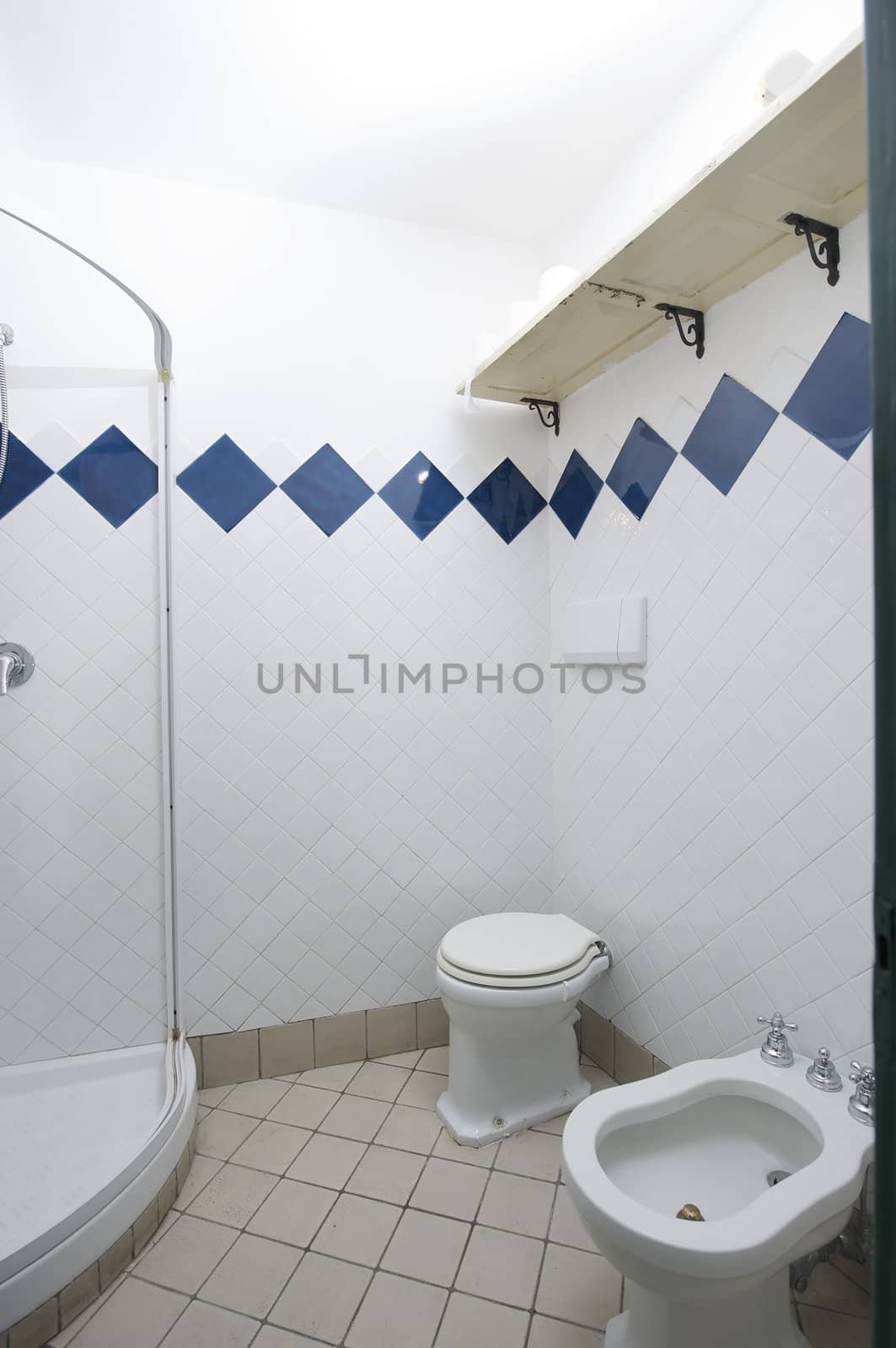 bathroom by bravajulia