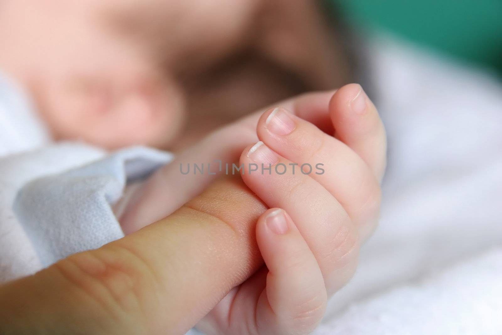 new born Baby's hand gripping for mothers finger