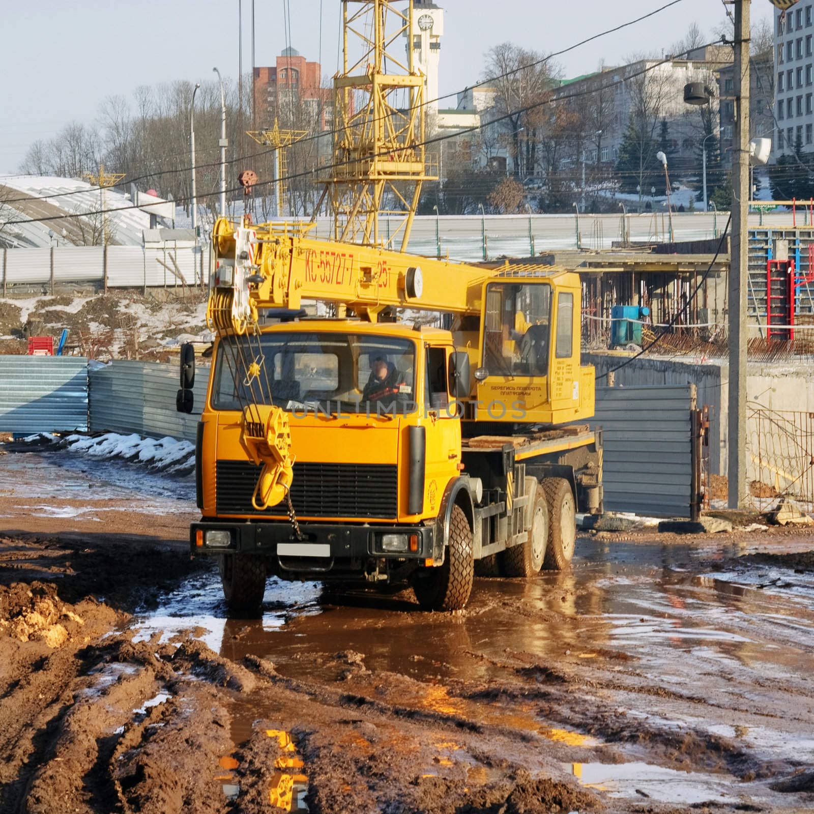 The truck crane goes from building on a spring dirt