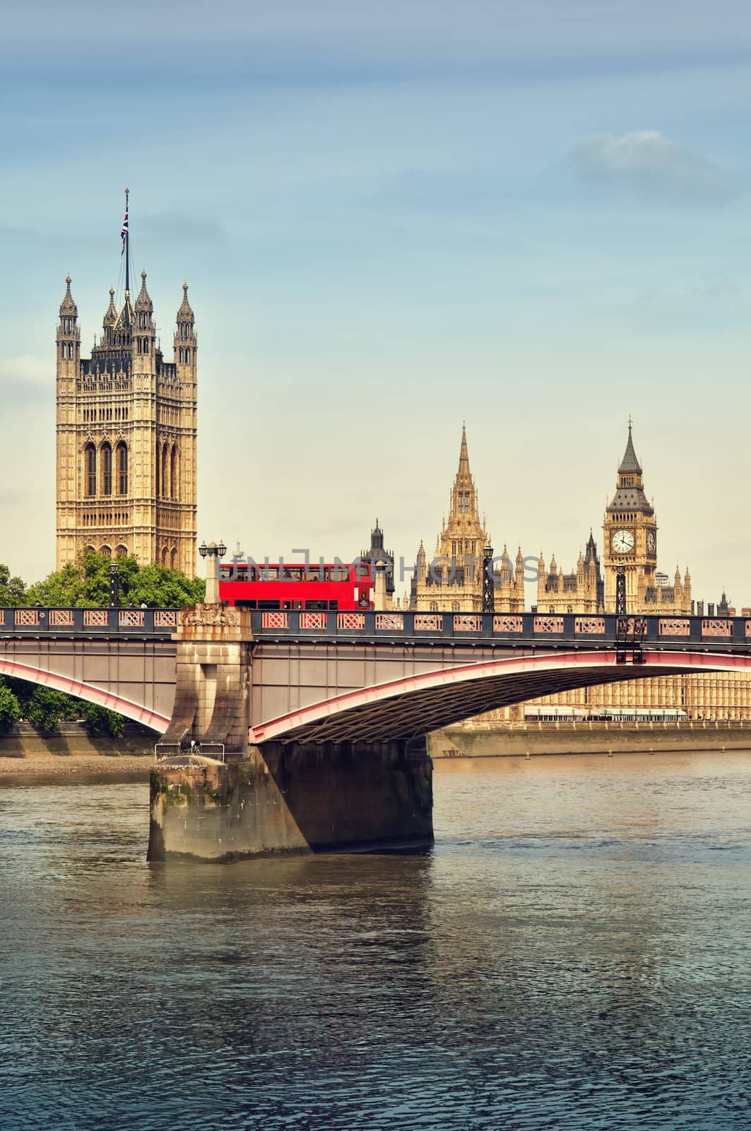 Double Decker and Houses of Parliament, London, UK.