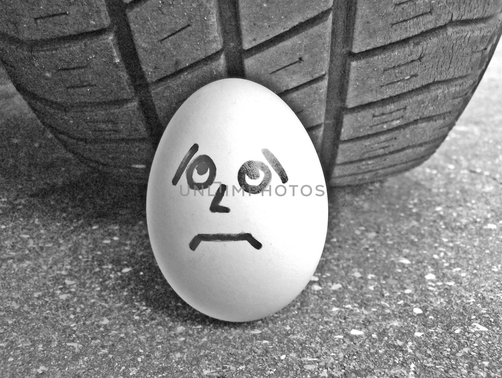 Scared egg and tyre, in black and white! by BrunoESantos