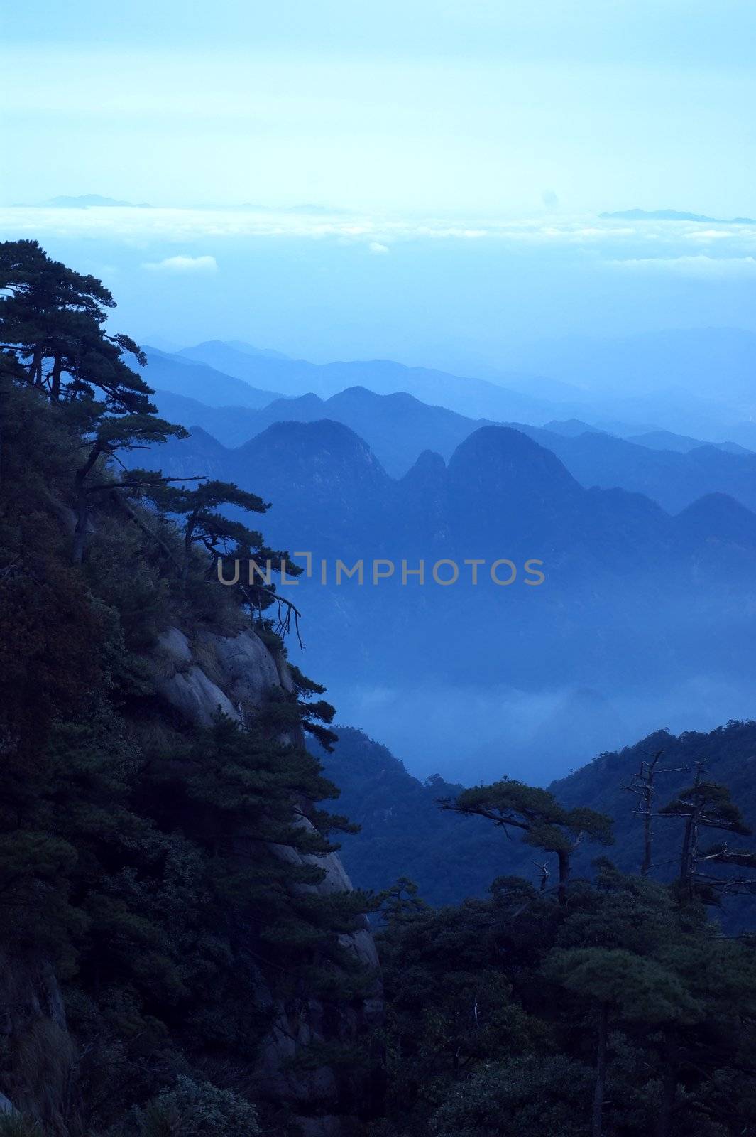 The cloud and mist of Sanqingshan mountain by xfdly5