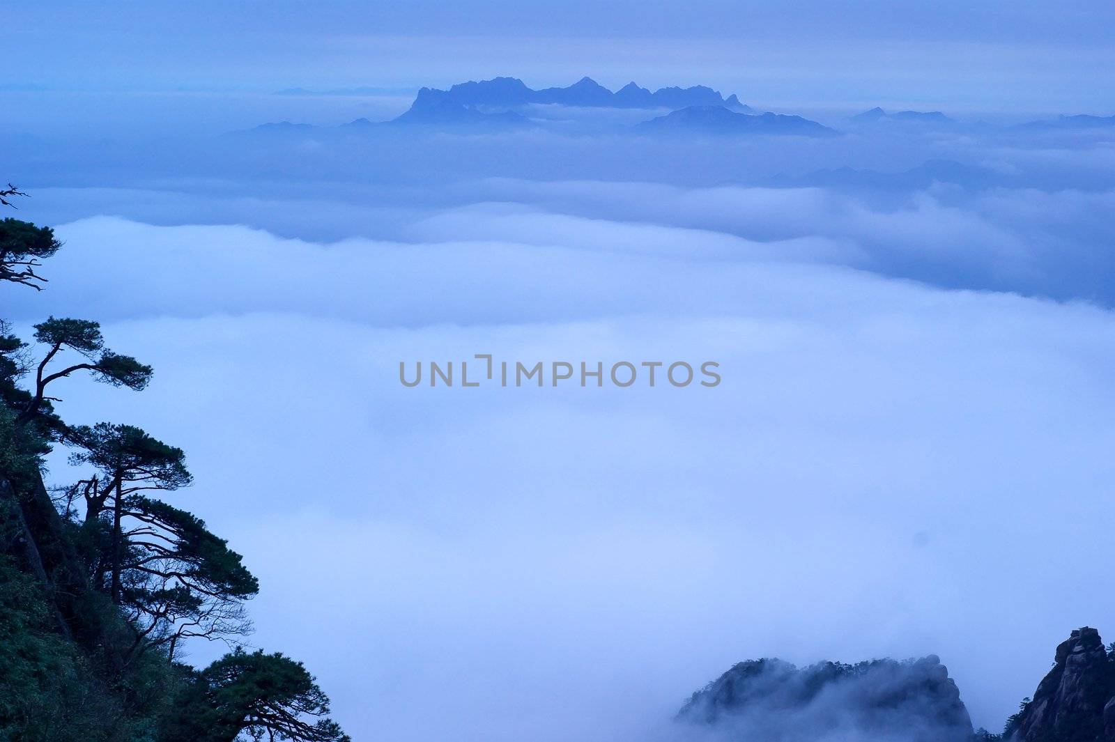 The cloud and mist of Sanqingshan mountain by xfdly5