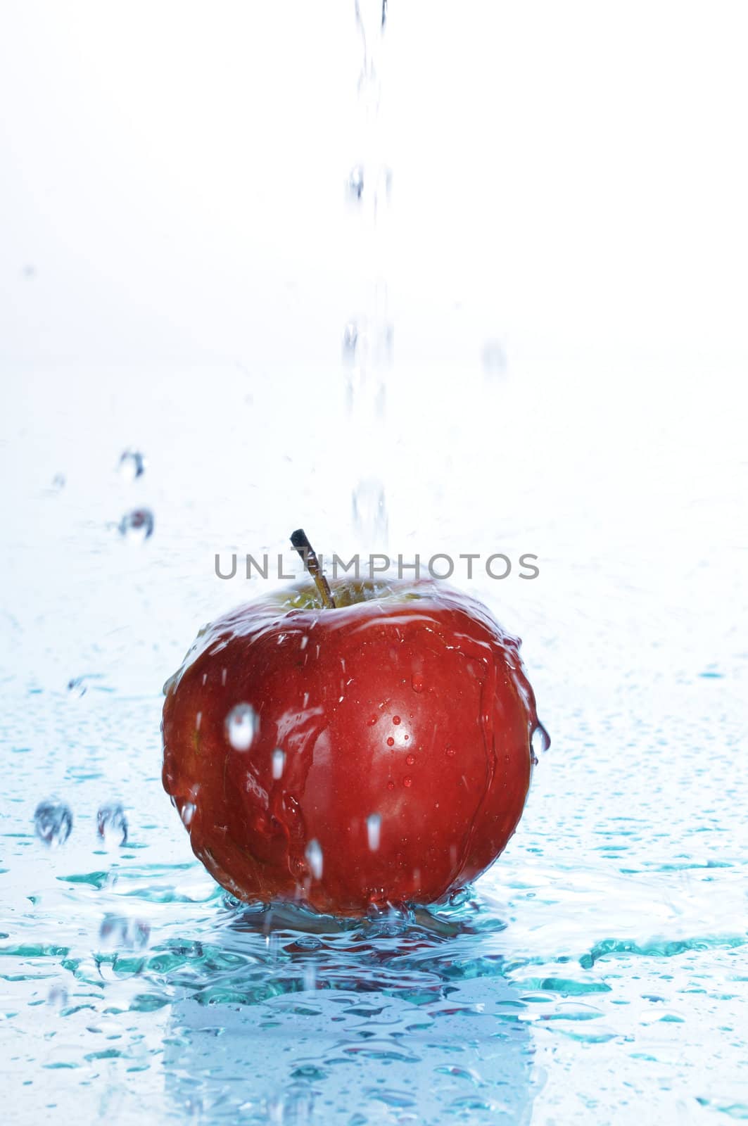 On a red apple pour water