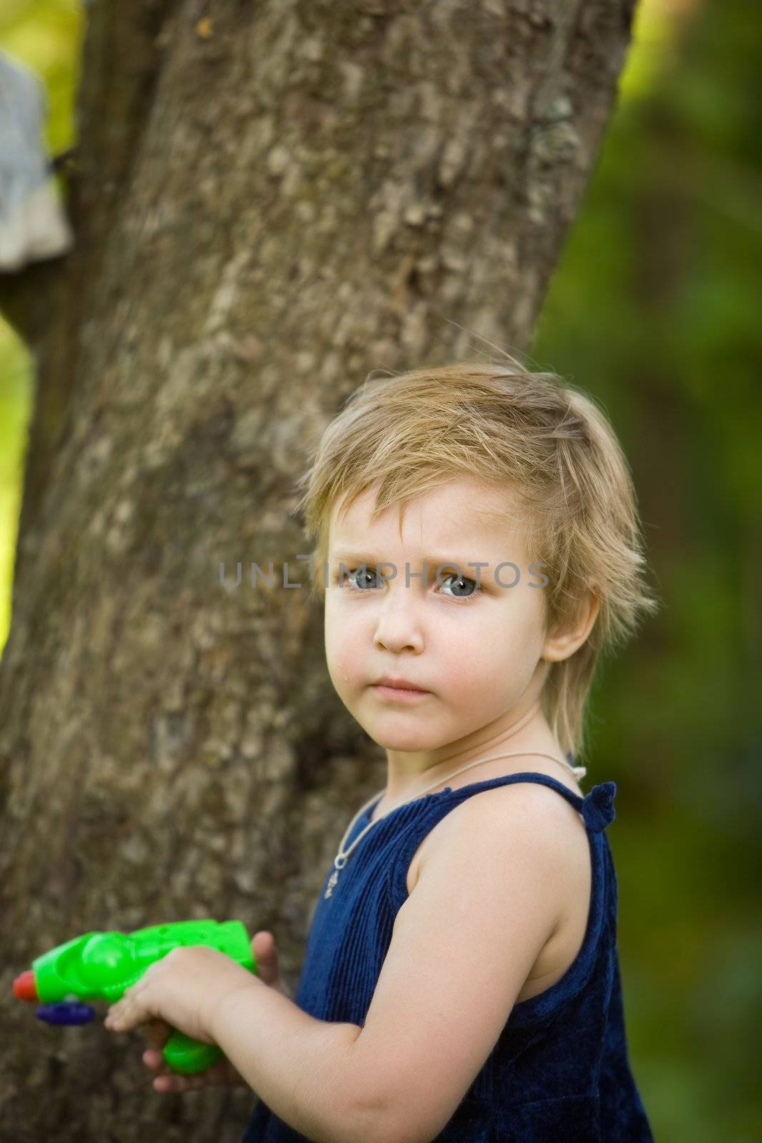 Little girl plays near a tree by Gravicapa