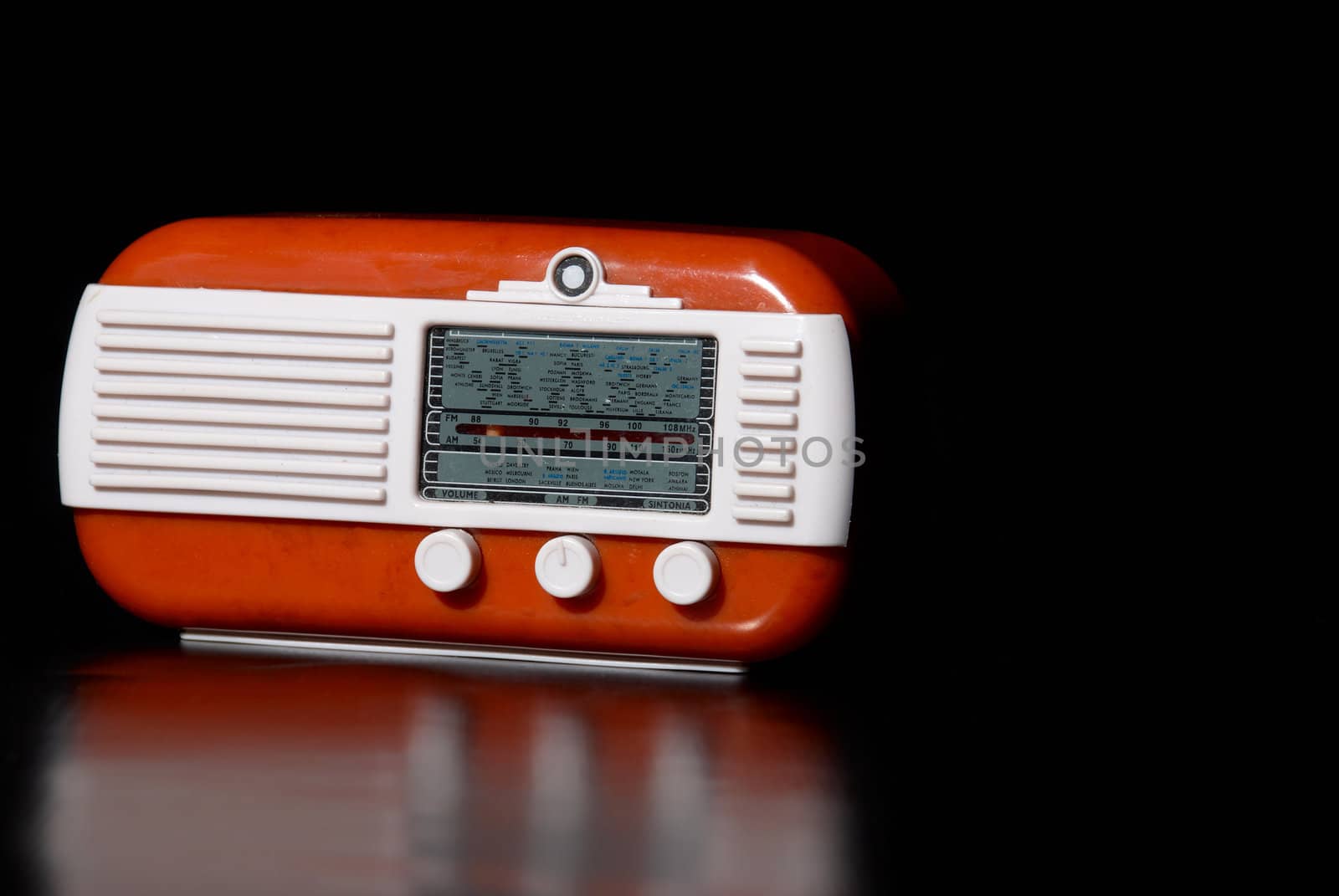 Vintage radio by hemeroskopion