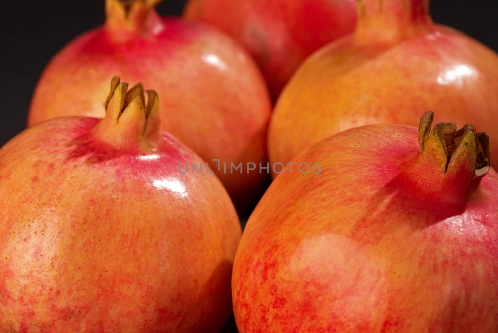Pomegranates by hemeroskopion