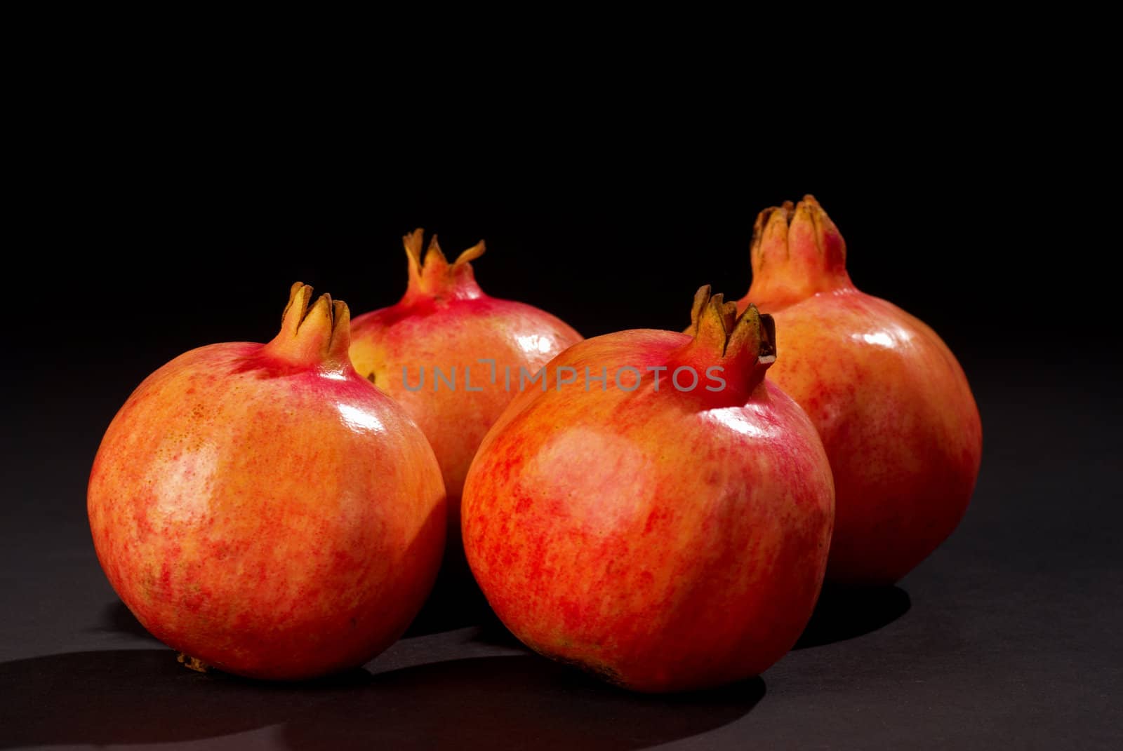 Pomegranates by hemeroskopion