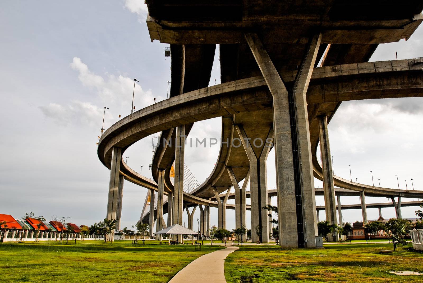 A very long way on the bridge ring. by mooboyba