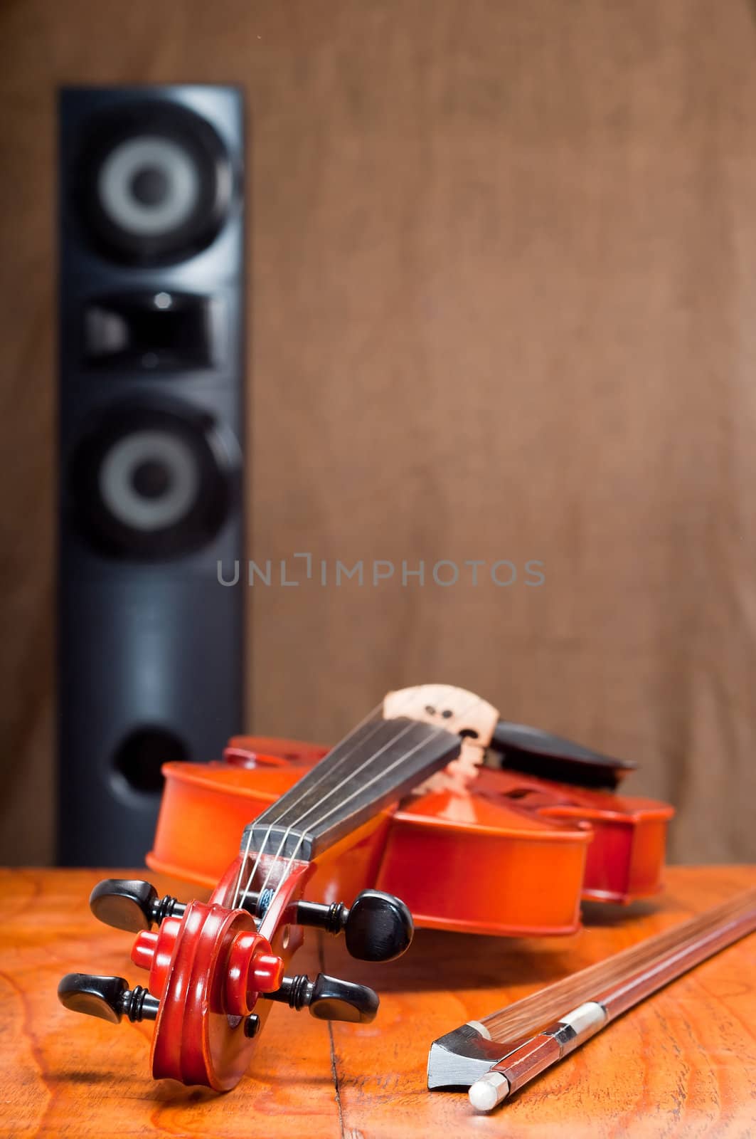 Musical concept with violin and hi-fi speaker