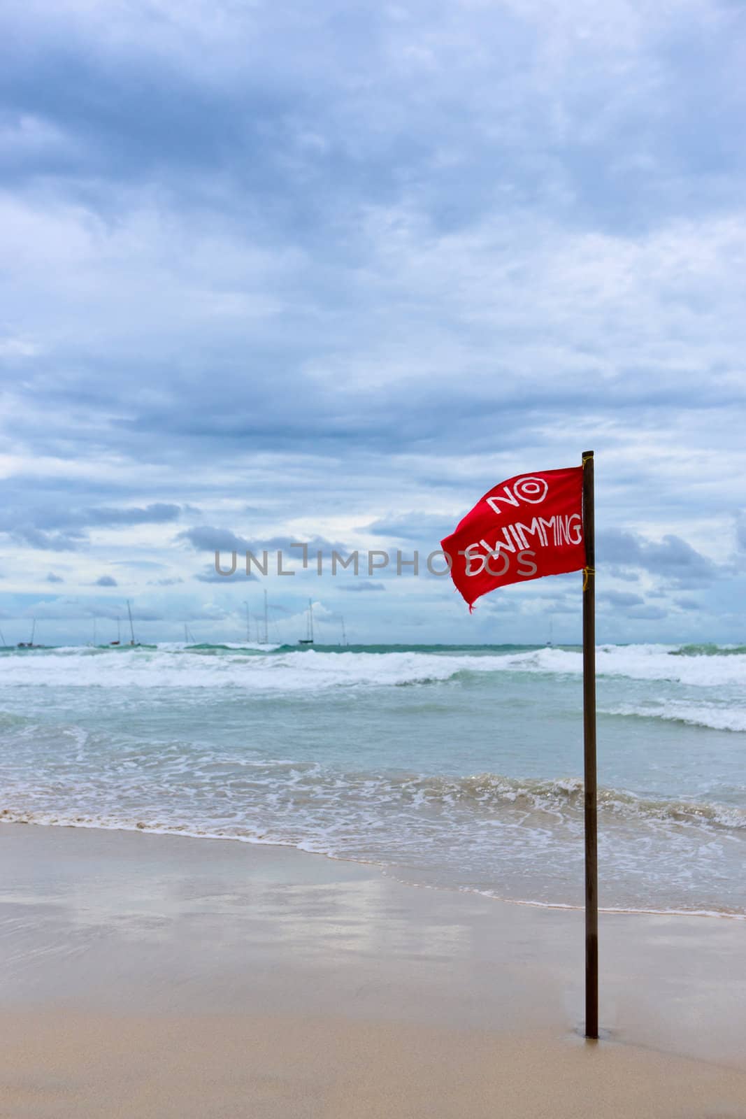 Red flag with warning text "no swimming"