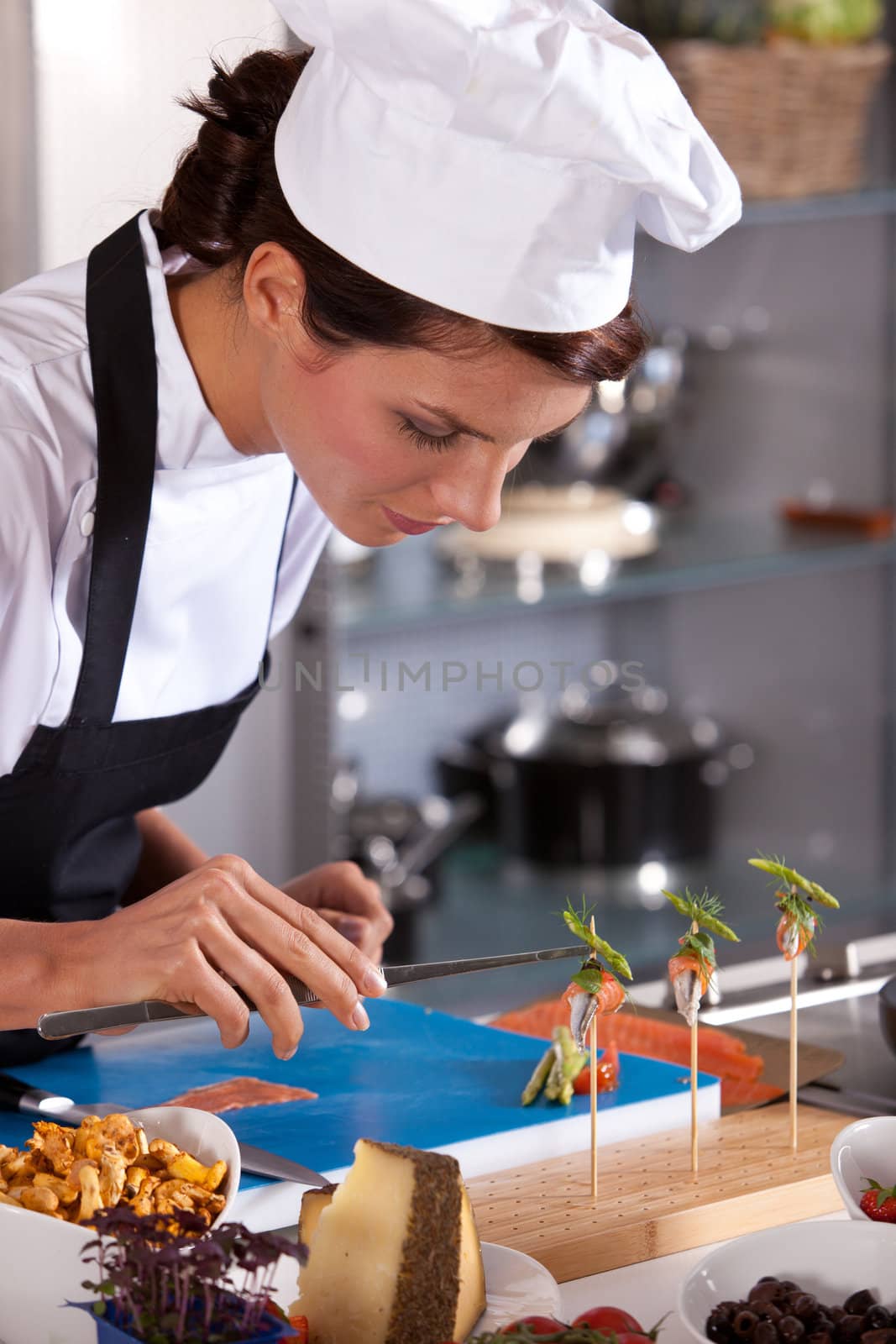 Chef styling an amuse by Fotosmurf