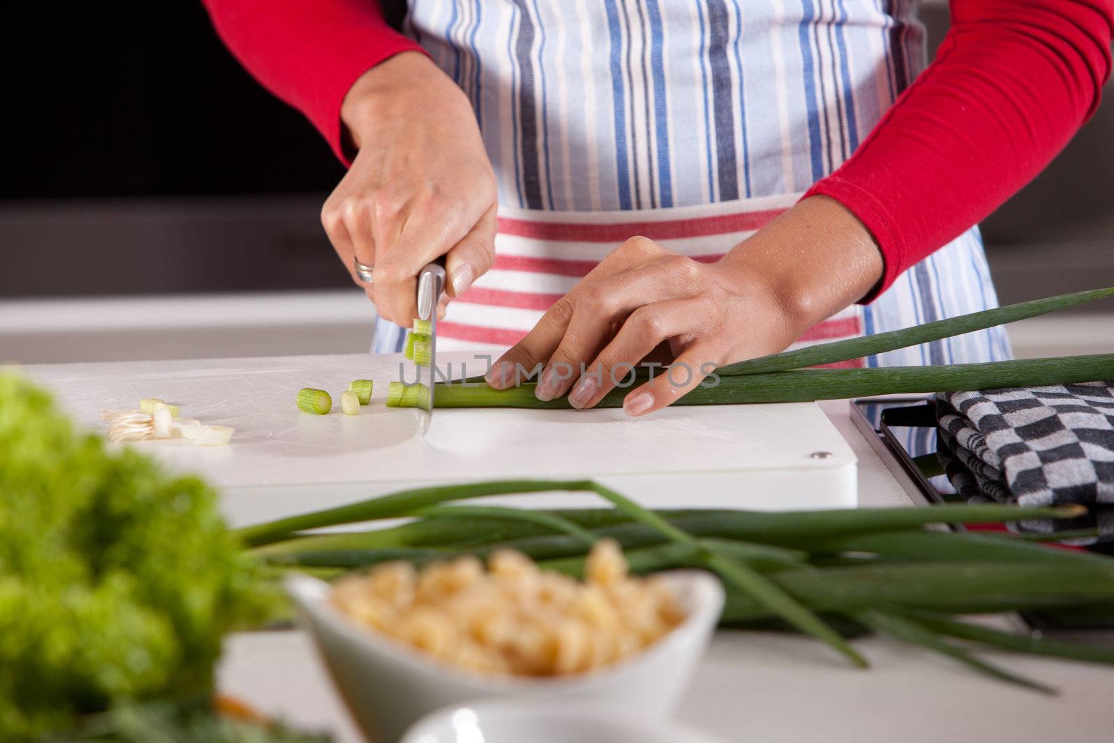 Cutting the spring onions by Fotosmurf