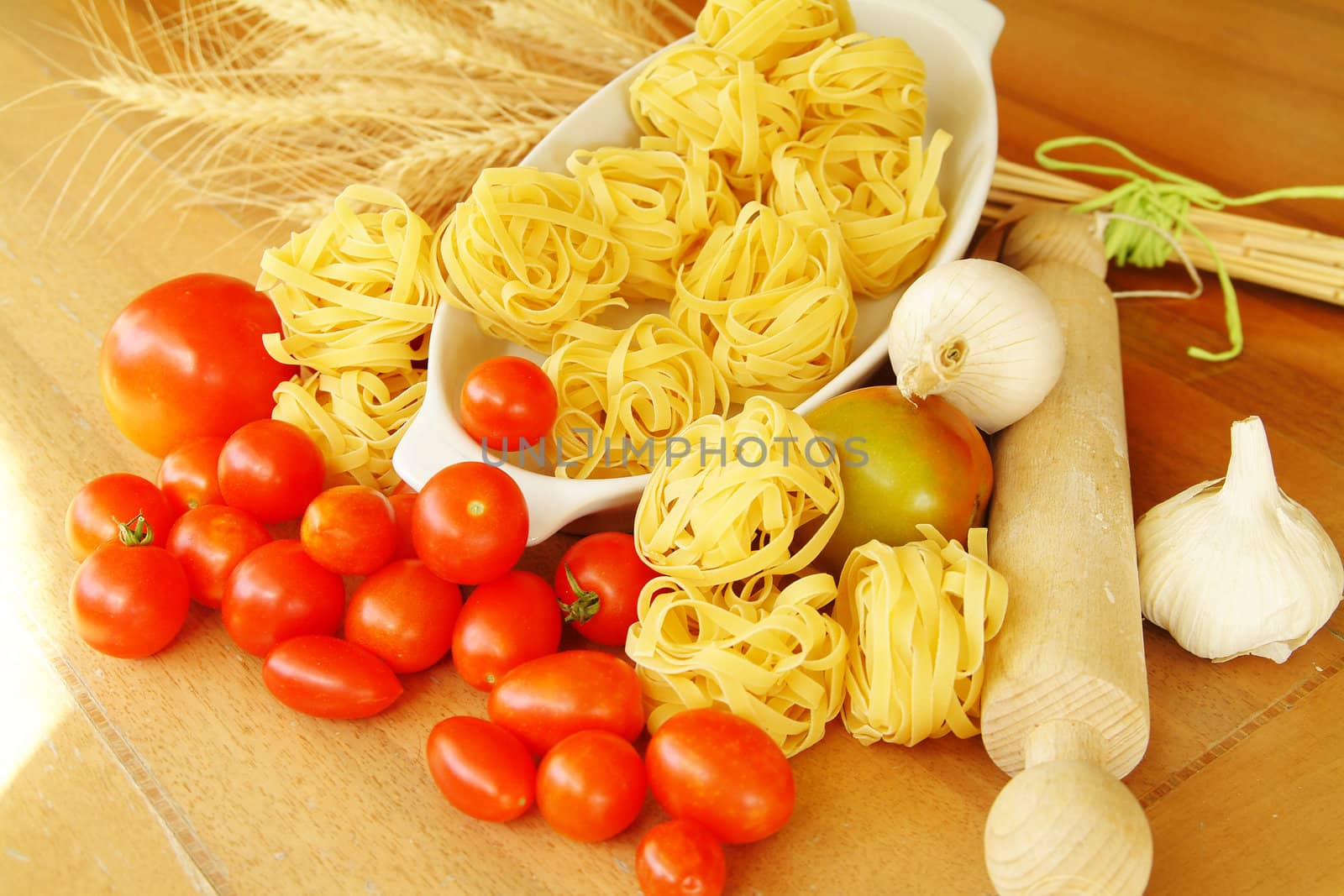 Pasta, garlic and tomatoes by silvie19