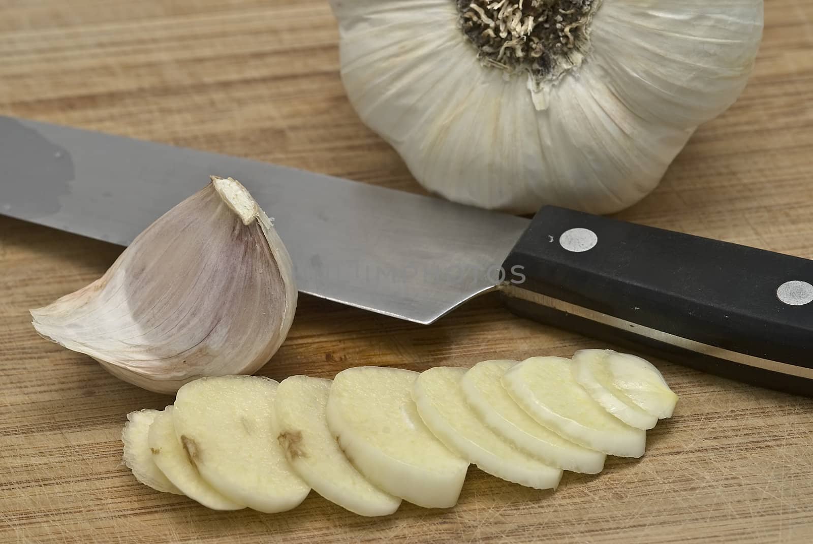 Preparation of garlic on the cutting board for cooking.